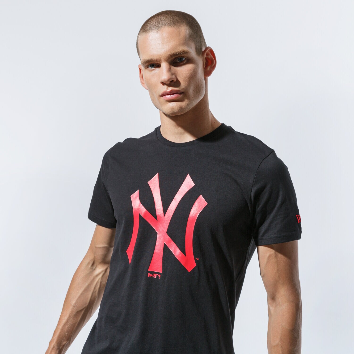 Koszulka, t-shirt sportowy męski NEW ERA T-SHIRT MLB SEASONAL TEAM LOGO TEE NEYYAN BLKCYR 12485708 CZARNY