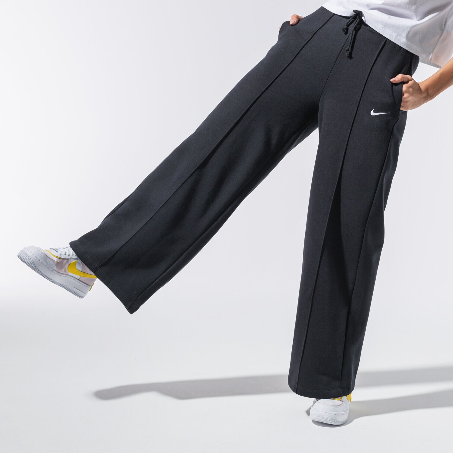 Spodnie sportowe damskie NIKE SPODNIE SPORTSWEAR CU6156-010 CZARNY