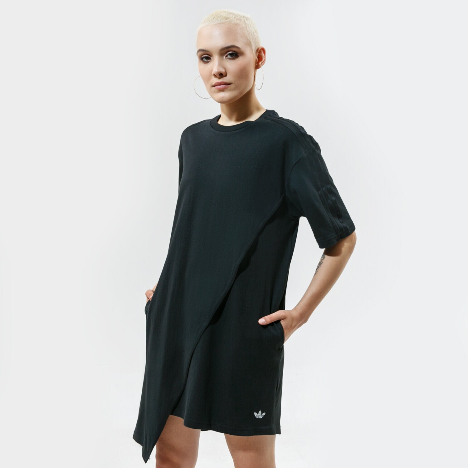 Modna sukienka sportowa ADIDAS SUKIENKA TEE DRESS GN3165 CZARNY