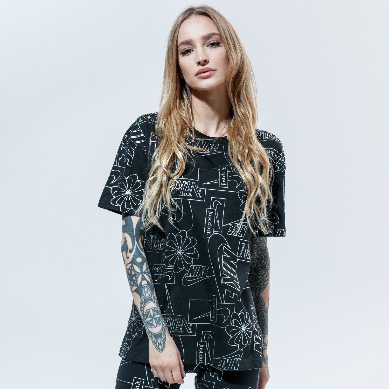 Koszulka, t-shirt damski NIKE T-SHIRT W NSW TEE ICON CLASH 2 BOY CZ4407-010 CZARNY