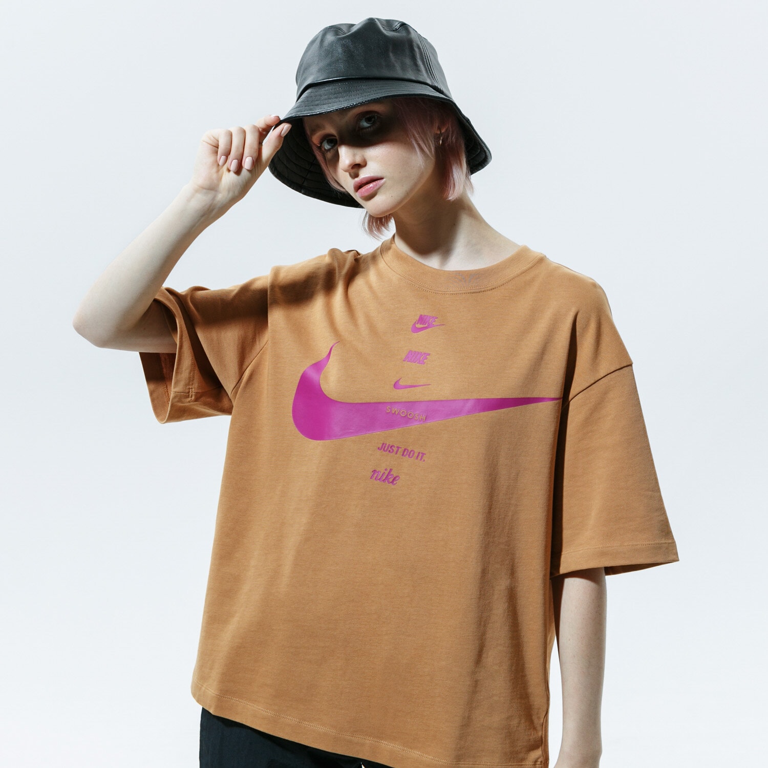 Koszulka, t-shirt damski NIKE T-SHIRT SPORTSWEAR CU5682-201 BRĄZOWY