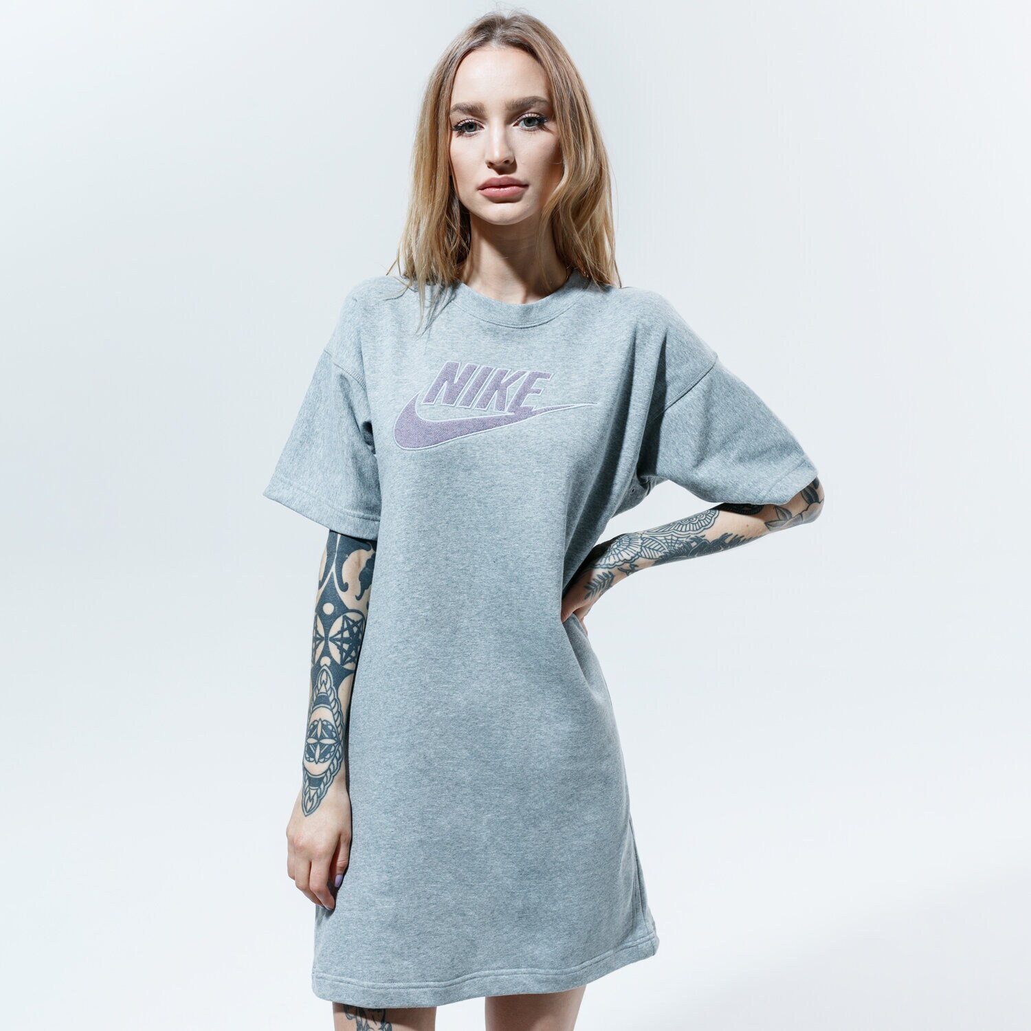 Modna sukienka sportowa NIKE SUKIENKA SPORTSWEAR CU6401-063 SZARY