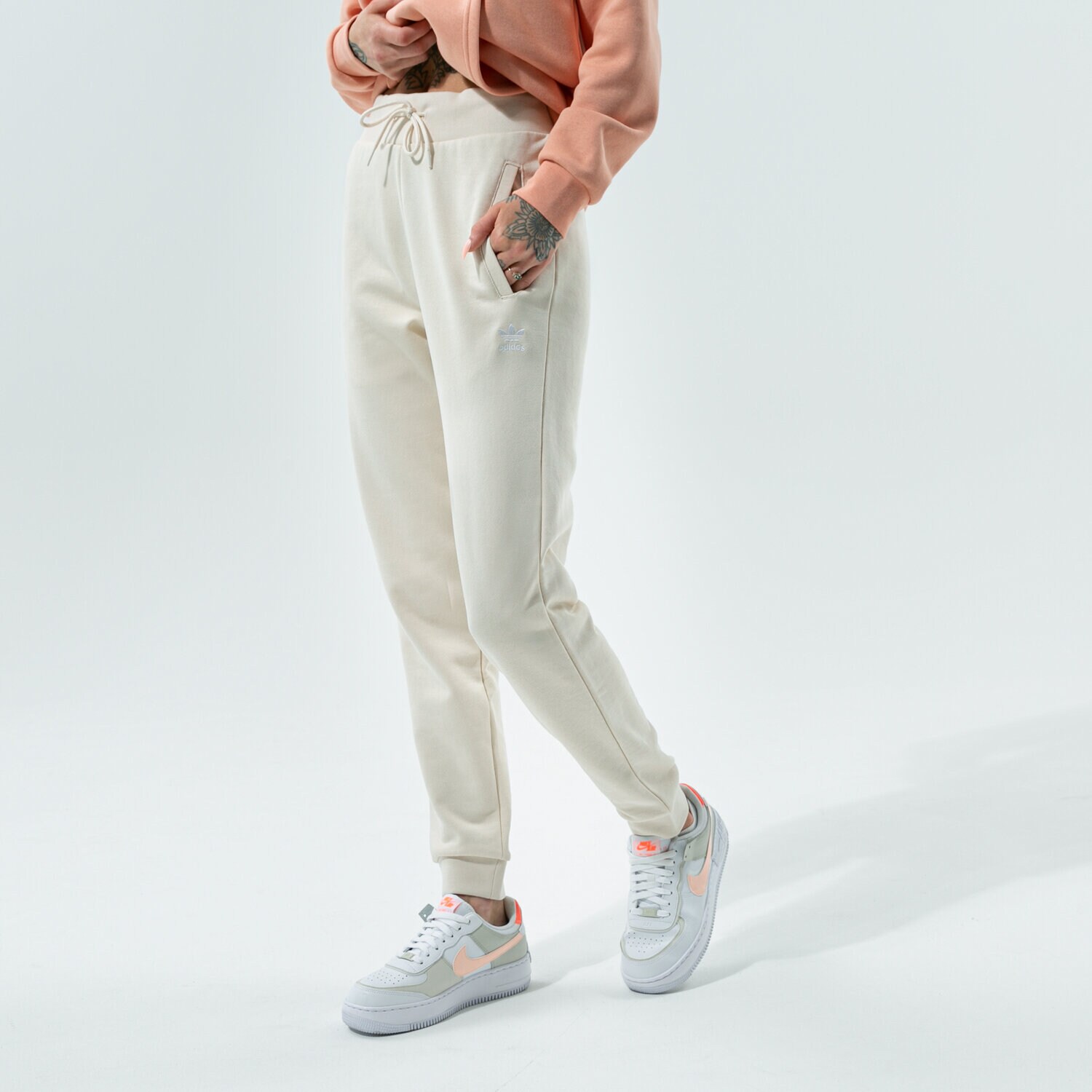 Spodnie sportowe damskie ADIDAS SPODNIE ESSENTIAL JOGGERS H37873 BEŻOWY
