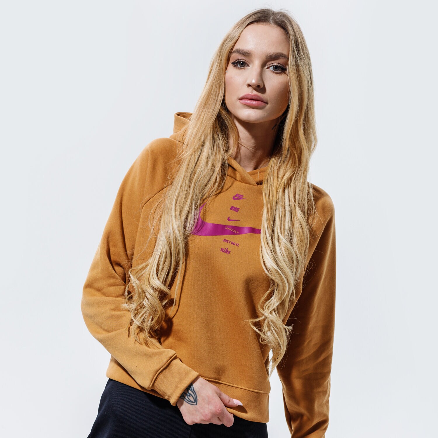 Bluza damska NIKE BLUZA Z KAPTUREM SPORTSWEAR SWOOSH CU5676-201 BEŻOWY