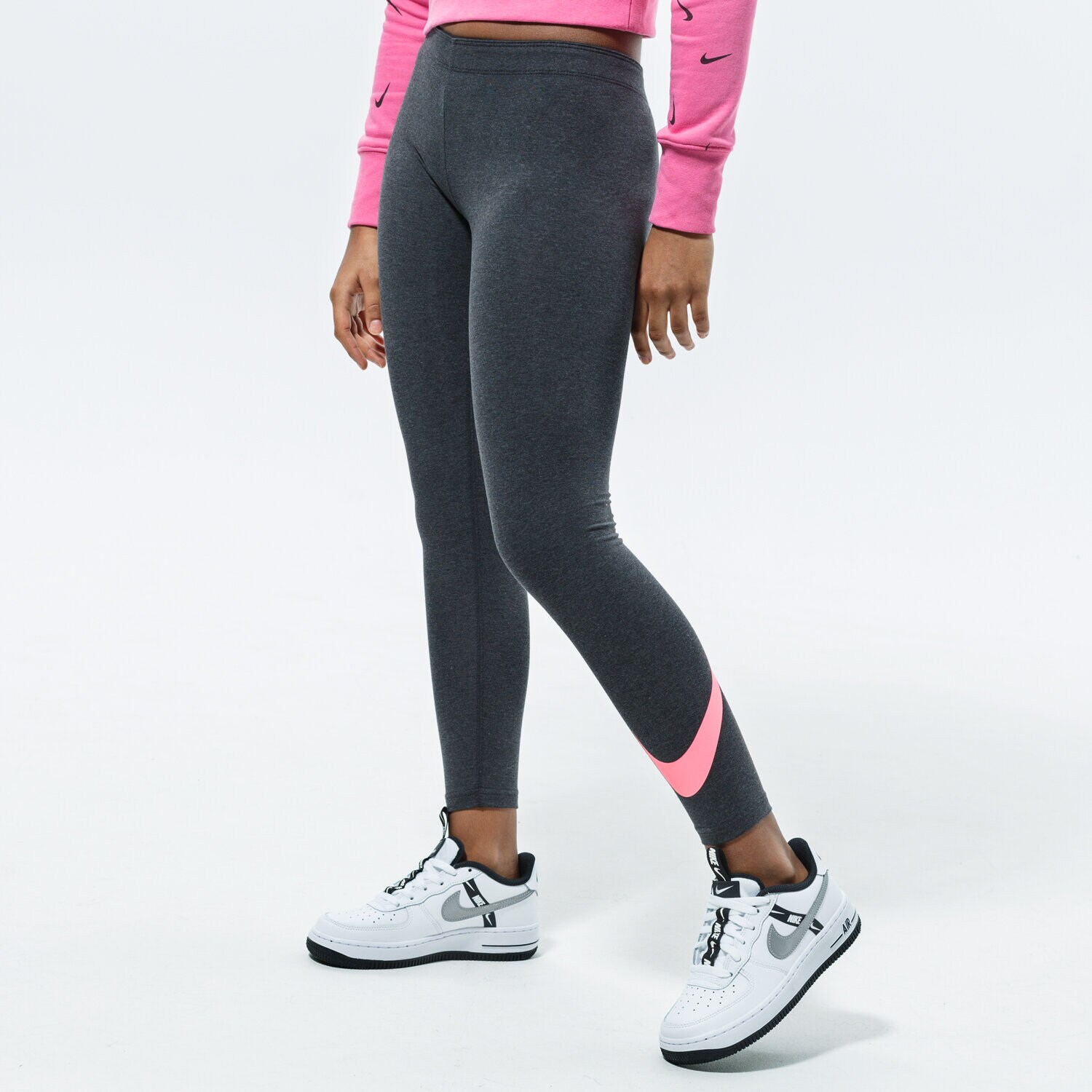 Sportowe spodnie dziecięce NIKE LEGGINGS SPORTSWEAR GIRL AR4076-032 CZARNY