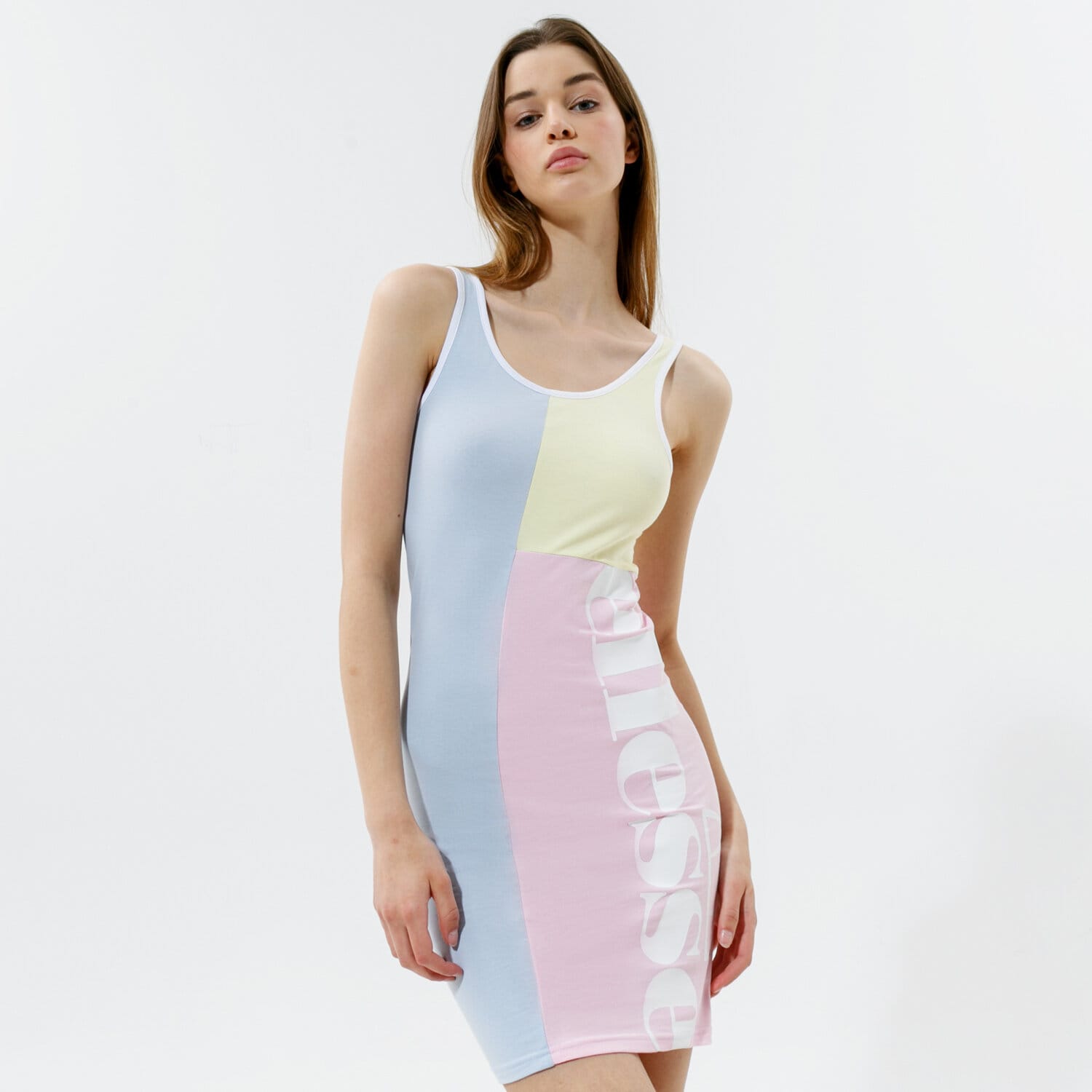 Modna sukienka sportowa ELLESSE SUKIENKA SERETA DRESS MLT SGJ11881940 MULTICOLOR