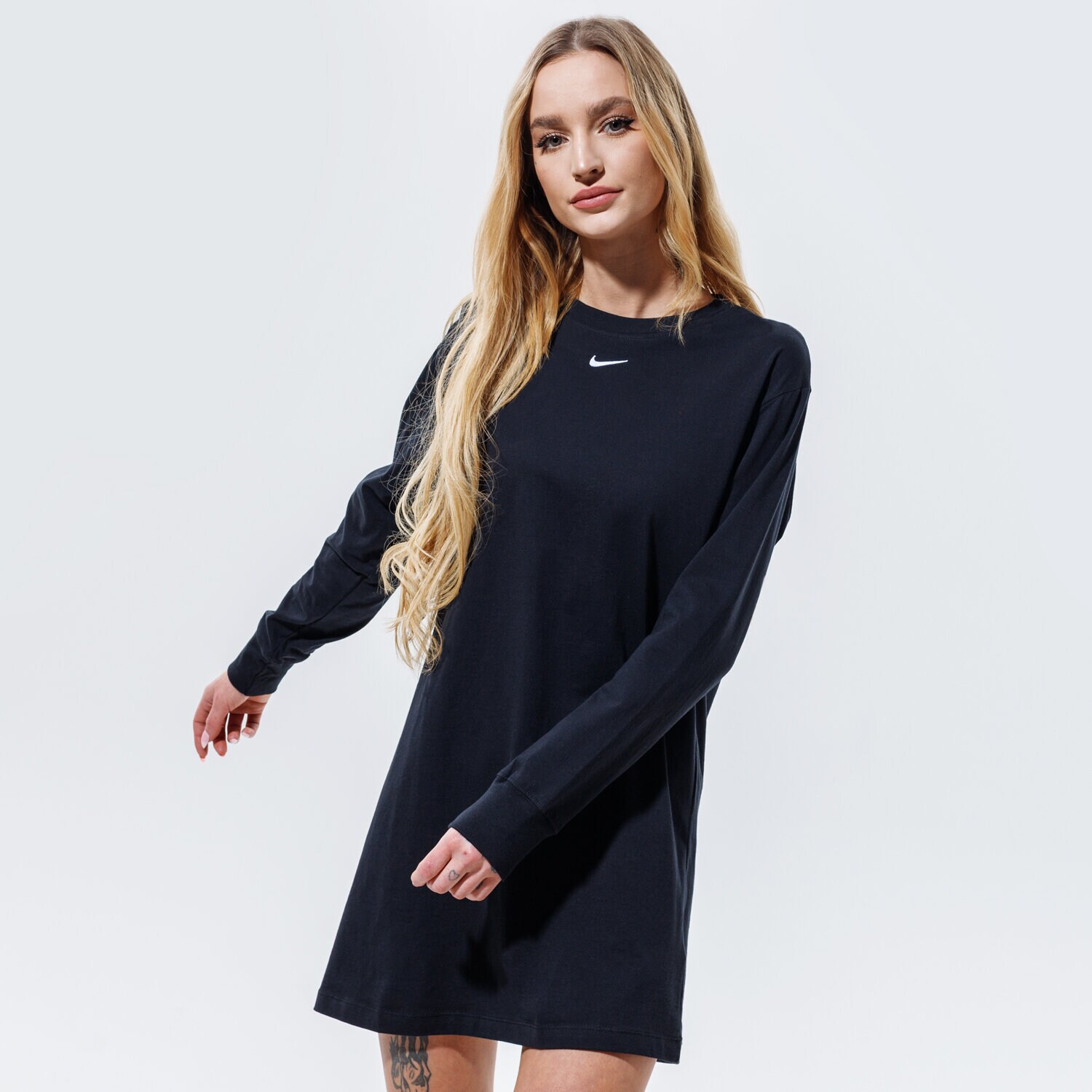 Modna sukienka sportowa NIKE SUKIENKA SPORTSWEAR ESSENTIAL CU6509-010 CZARNY