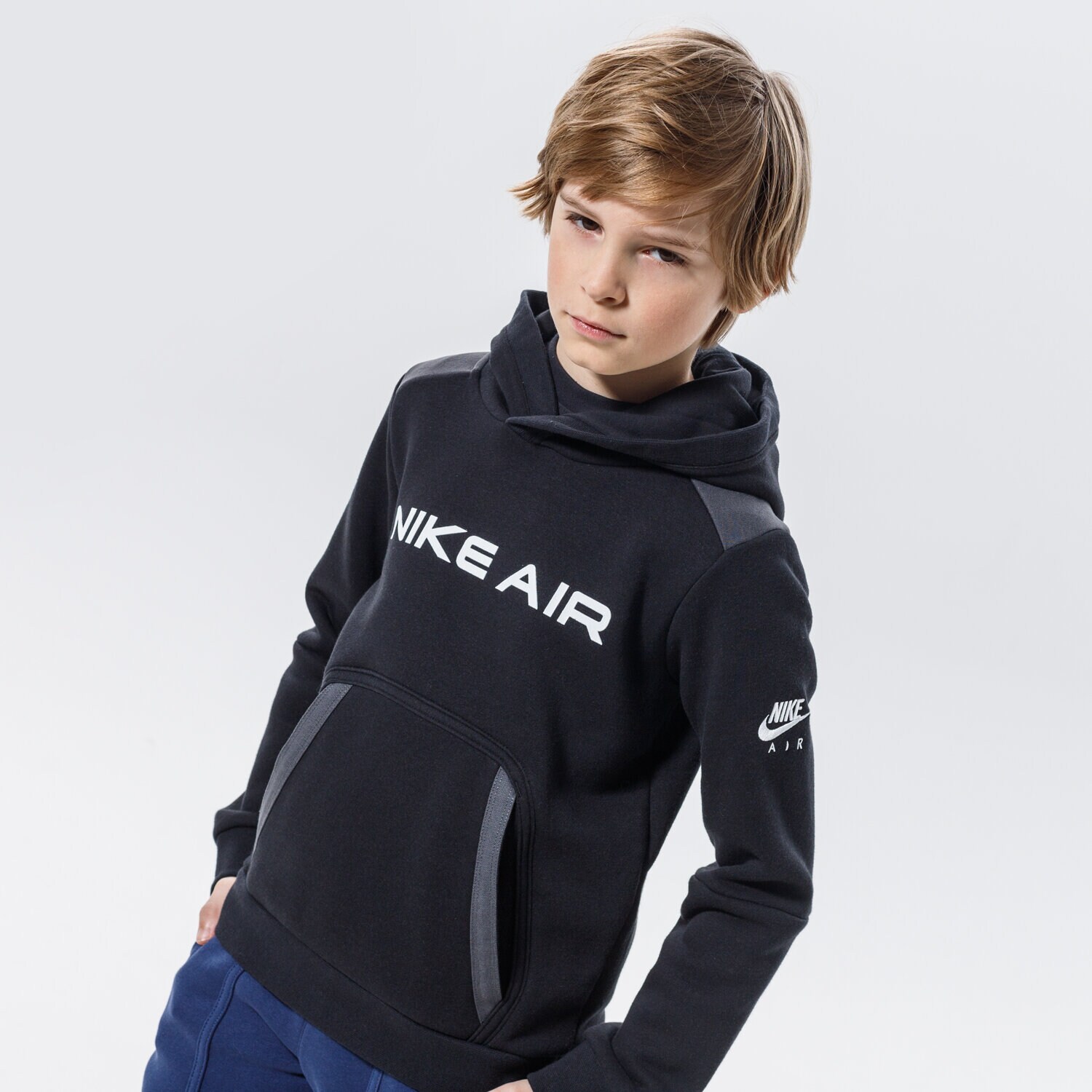 Sportowa bluza dziecięca NIKE BLUZA Z KAPTUREM AIR BOY DA0700-010 CZARNY