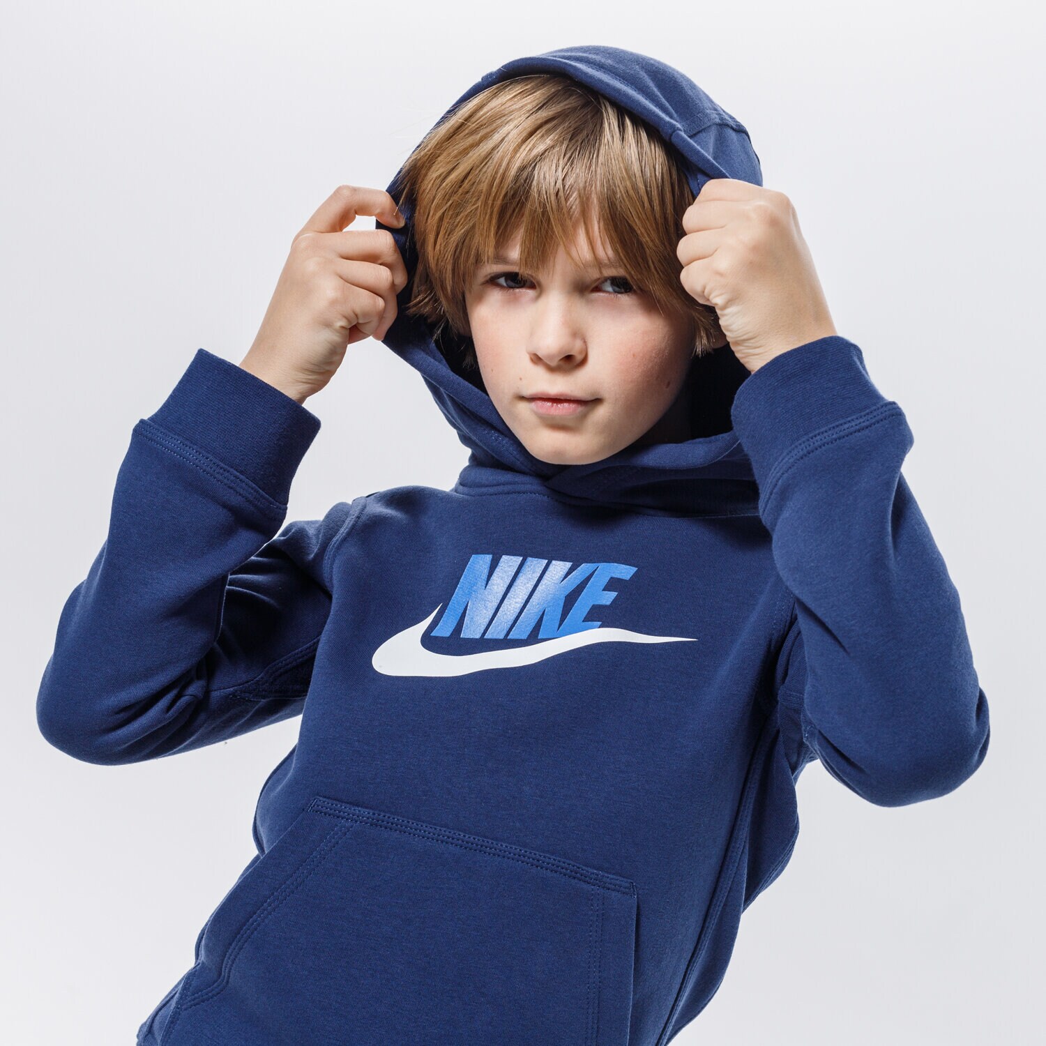 Sportowa bluza dziecięca NIKE BLUZA Z KAPTUREM SPORTSWEAR BOY CJ7861-410 GRANATOWY