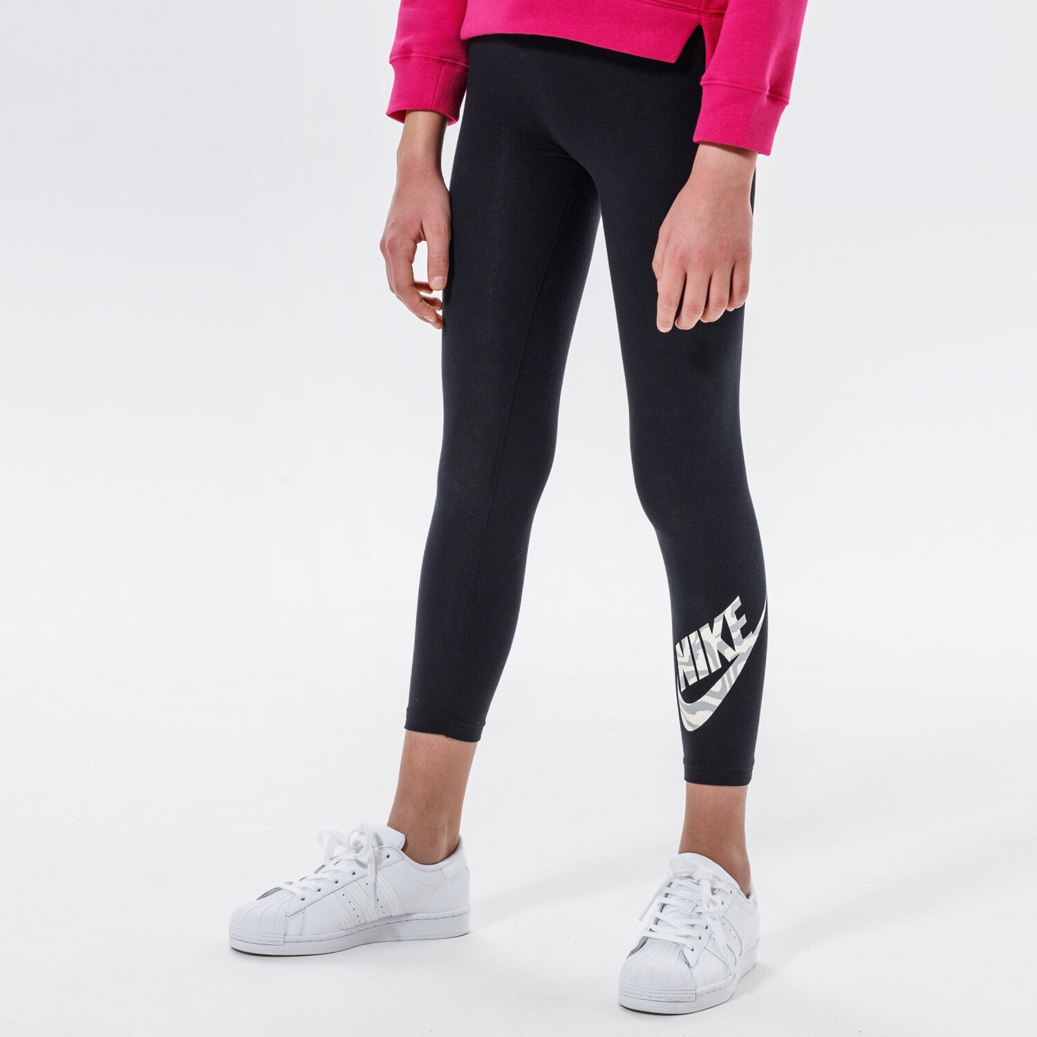 Sportowe spodnie dziecięce NIKE LEGGINGS SPORTSWEAR GIRL DC9761-010 CZARNY