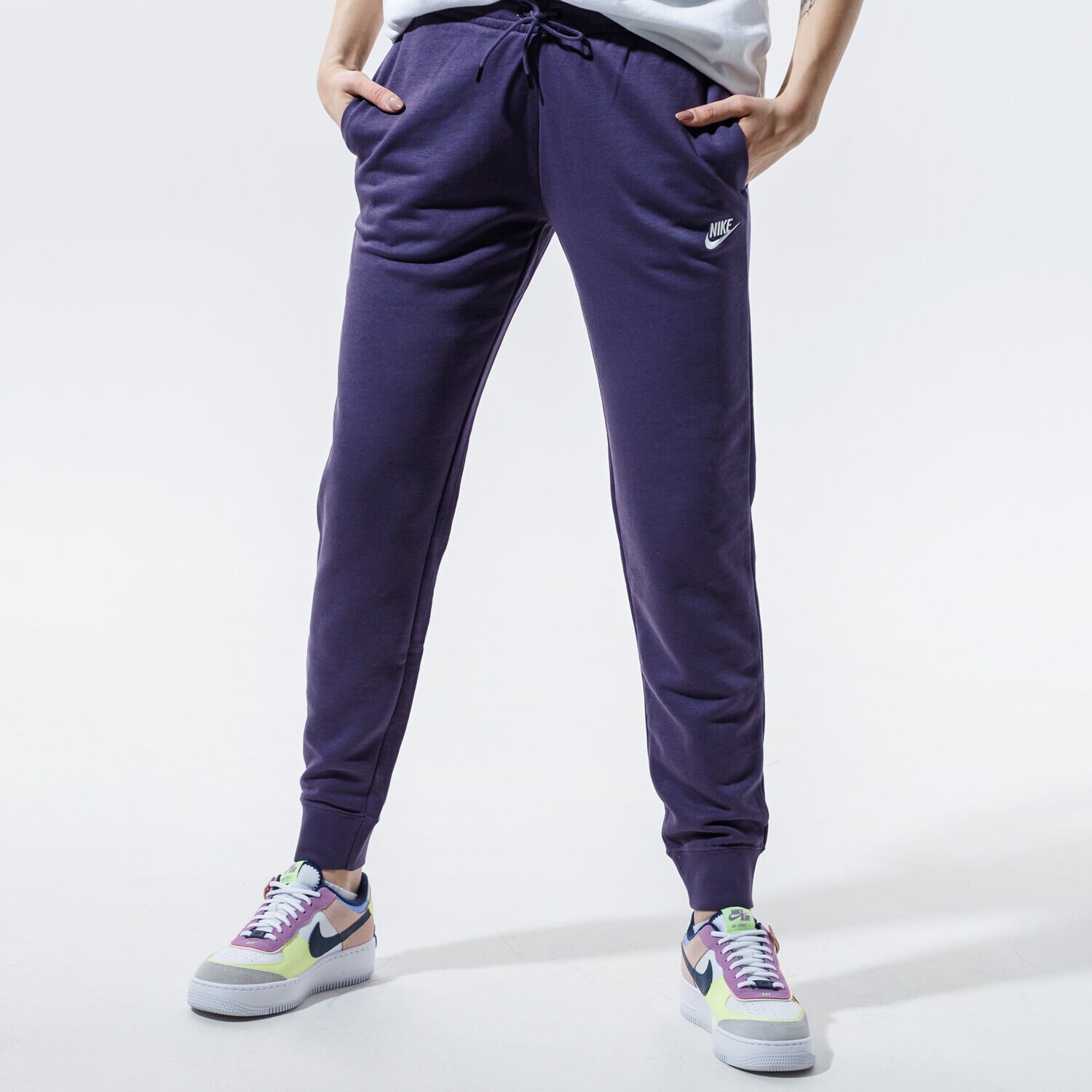 Spodnie sportowe damskie NIKE SPODNIE SPORTSWEAR ESSENTIAL BV4095-574 FIOLETOWY