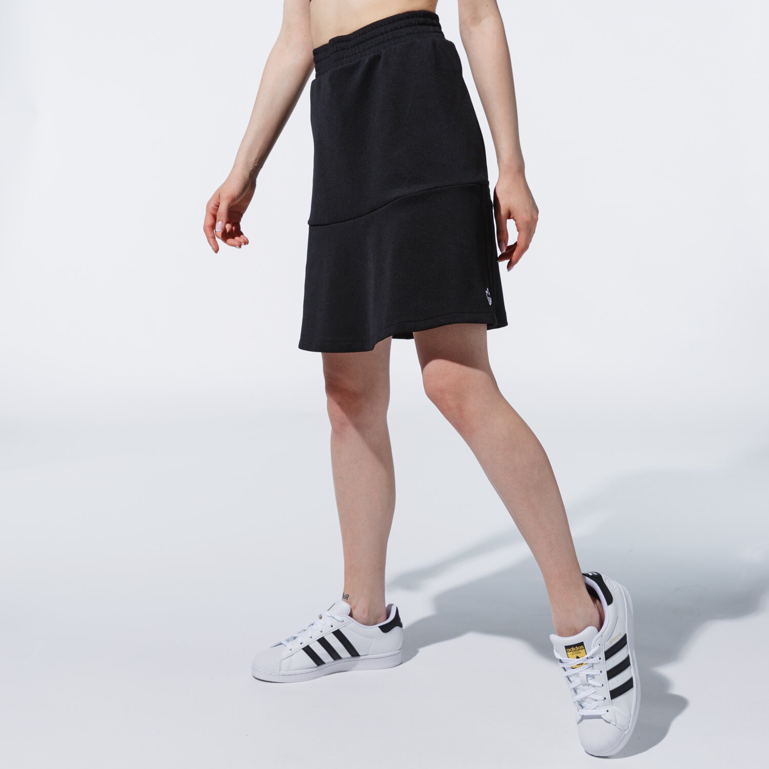 Modna sukienka sportowa ADIDAS SPÓDNICZKA GN3144 CZARNY