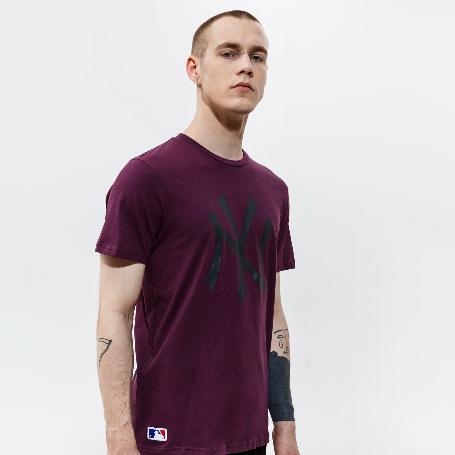 Koszulka, t-shirt sportowy męski NEW ERA T-SHIRT MLB SEASONAL TEAM LOGO NYY NEW YORK YANKEES 12553356 FIOLETOWY