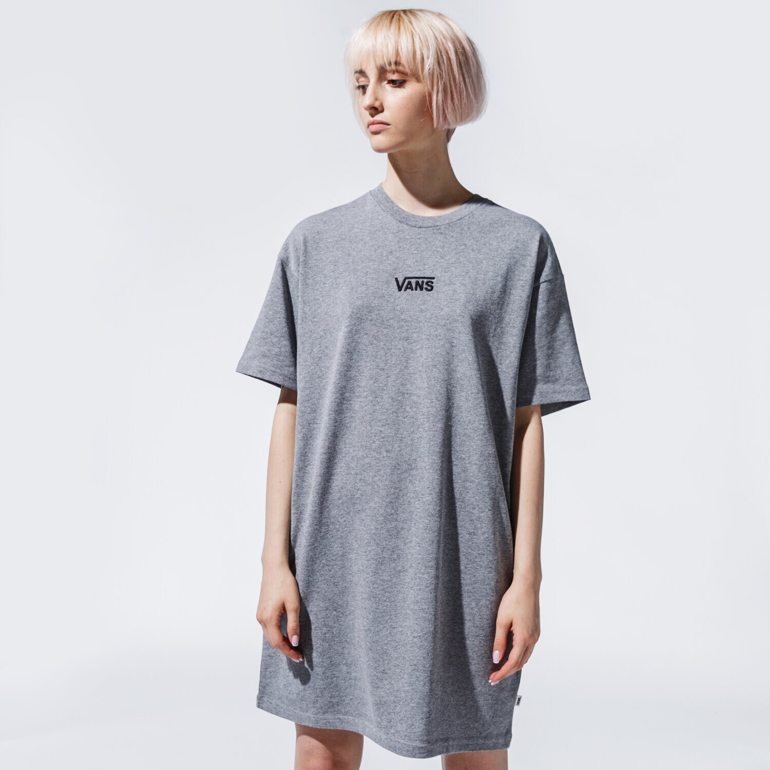Modna sukienka sportowa VANS SUKIENKA WM CENTER VEE TEE DRESS CEMENT HEATHER VN0A4RU202F1 SZARY