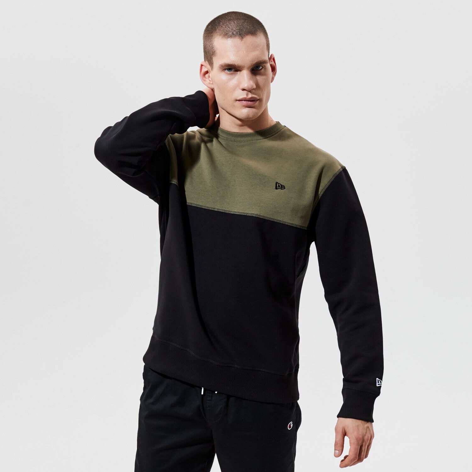 Bluza męska NEW ERA BLUZA NEW ERA OUTDOOR UTILITY CREW NECK NEW ERA BLKN 12590876 KHAKI