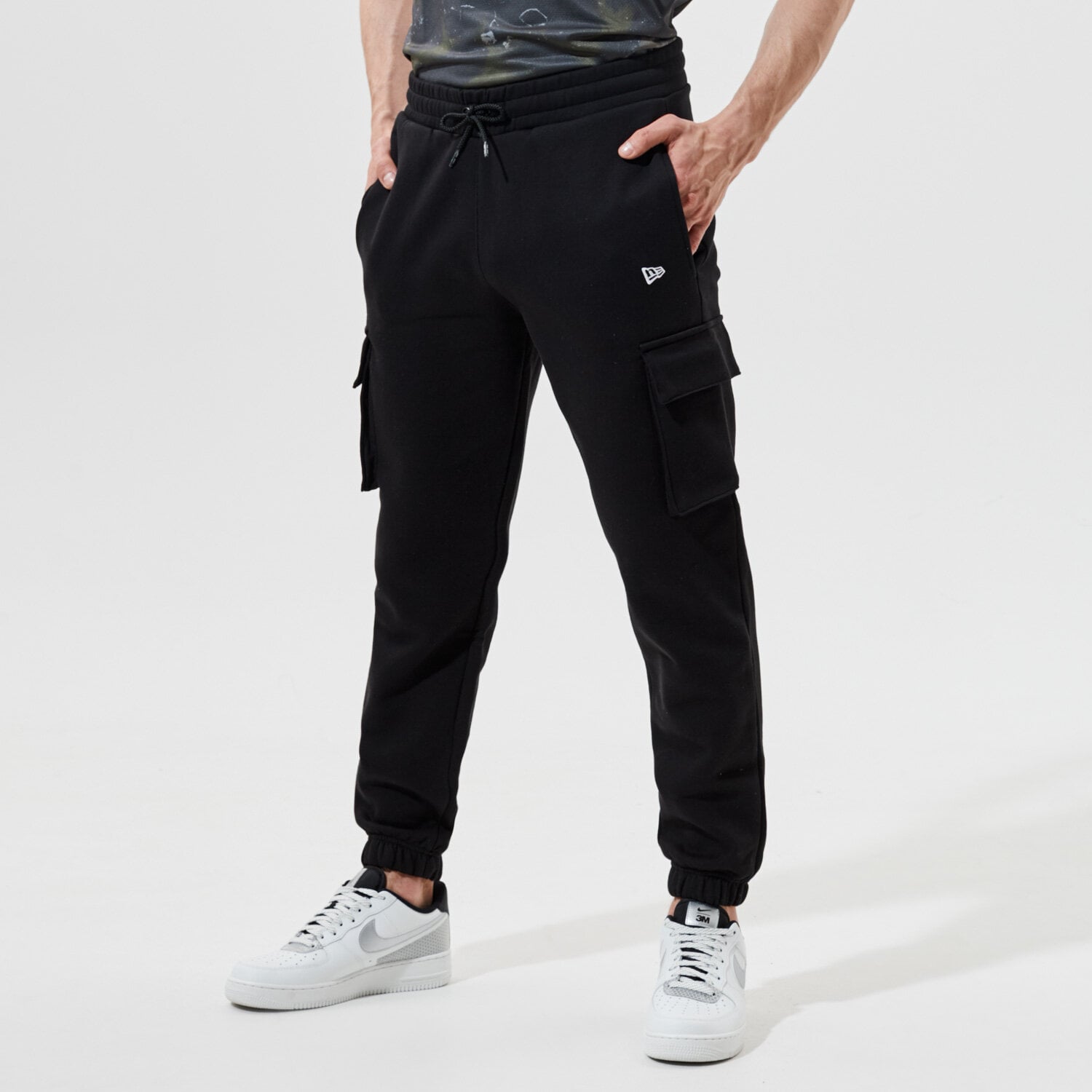 Spodnie sportowe męskie NEW ERA SPODNIE OUTDOOR UTILITY CARGO JOGGER NEW ERA BLK 12590877 CZARNY