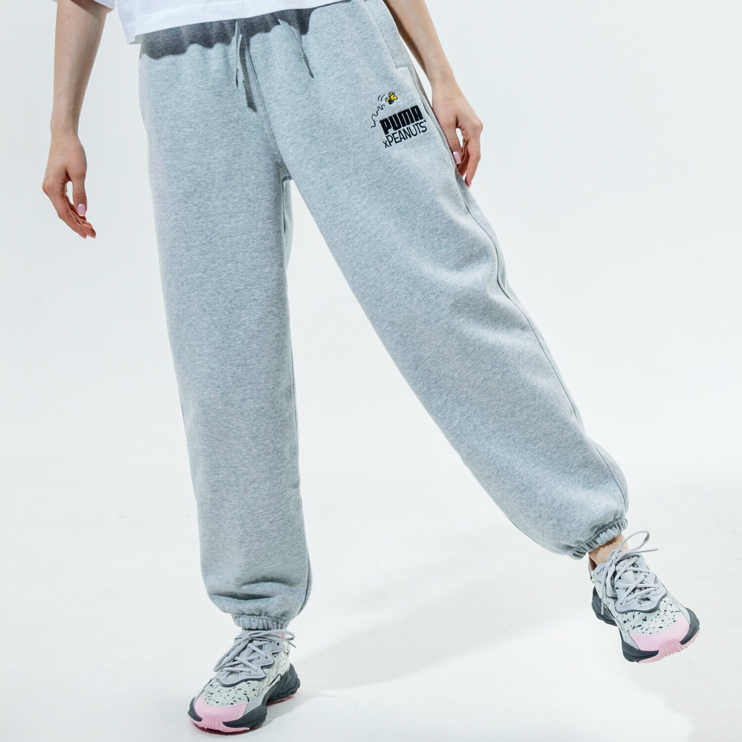 Spodnie sportowe damskie PUMA SPODNIE PUMA X PEANUTS W SWEATPANTS 53116004 SZARY