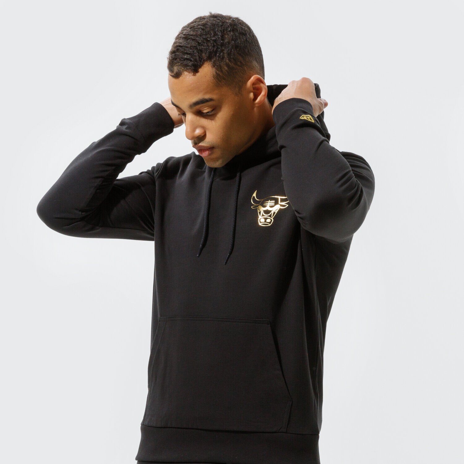 Bluza męska NEW ERA BLUZA Z KAPTUREM METALLIC HOODY BULLS CHICAGO BULLS 12590872 CZARNY
