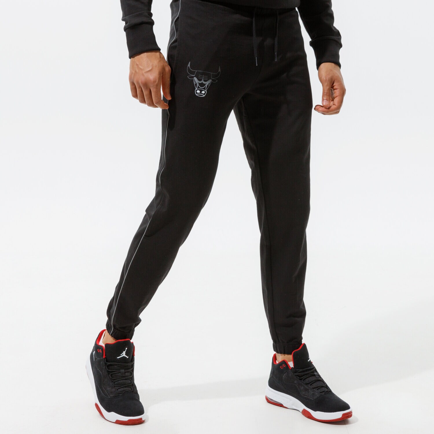Spodnie sportowe męskie NEW ERA SPODNIE NBA FADE LOGO JOGGER BULLS CHICAGO BULLS BLK 12590899 CZARNY