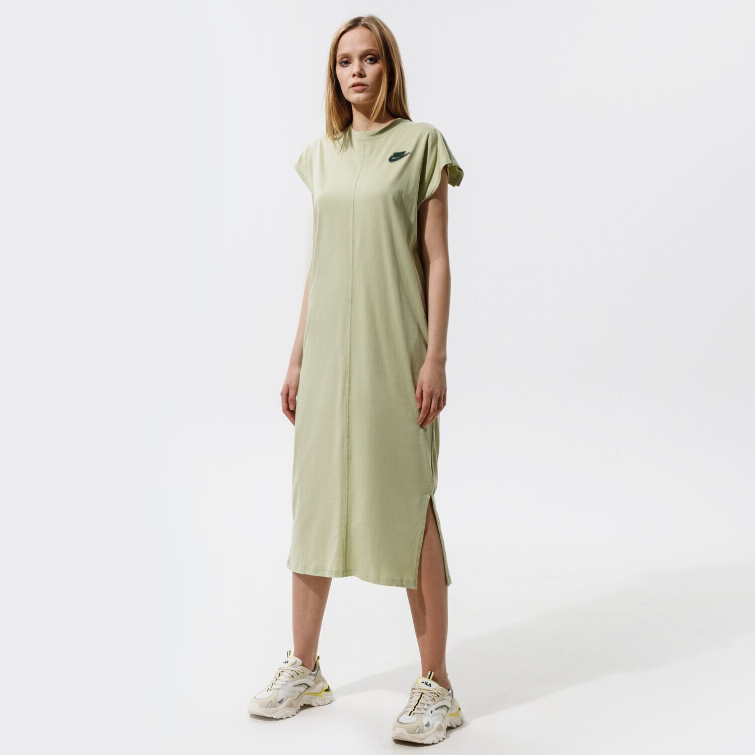 Modna sukienka sportowa NIKE SUKIENKA W NSW DRESS EARTH DAY FT CZ9247-371 ZIELONY