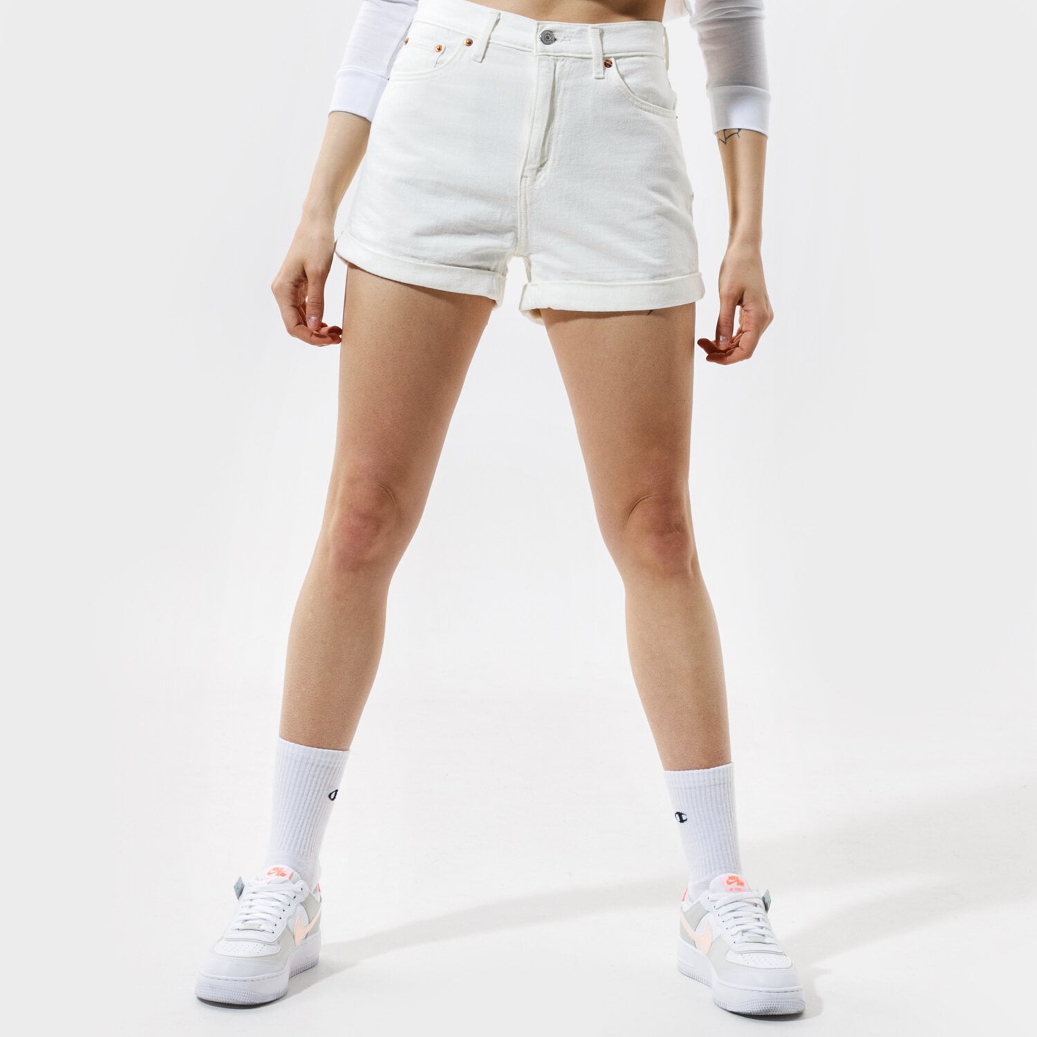 Krótkie spodenki, szorty damskie LEVI'S SPODNIE MOM A LINE SHORT 2 16888-0006 BIAŁY