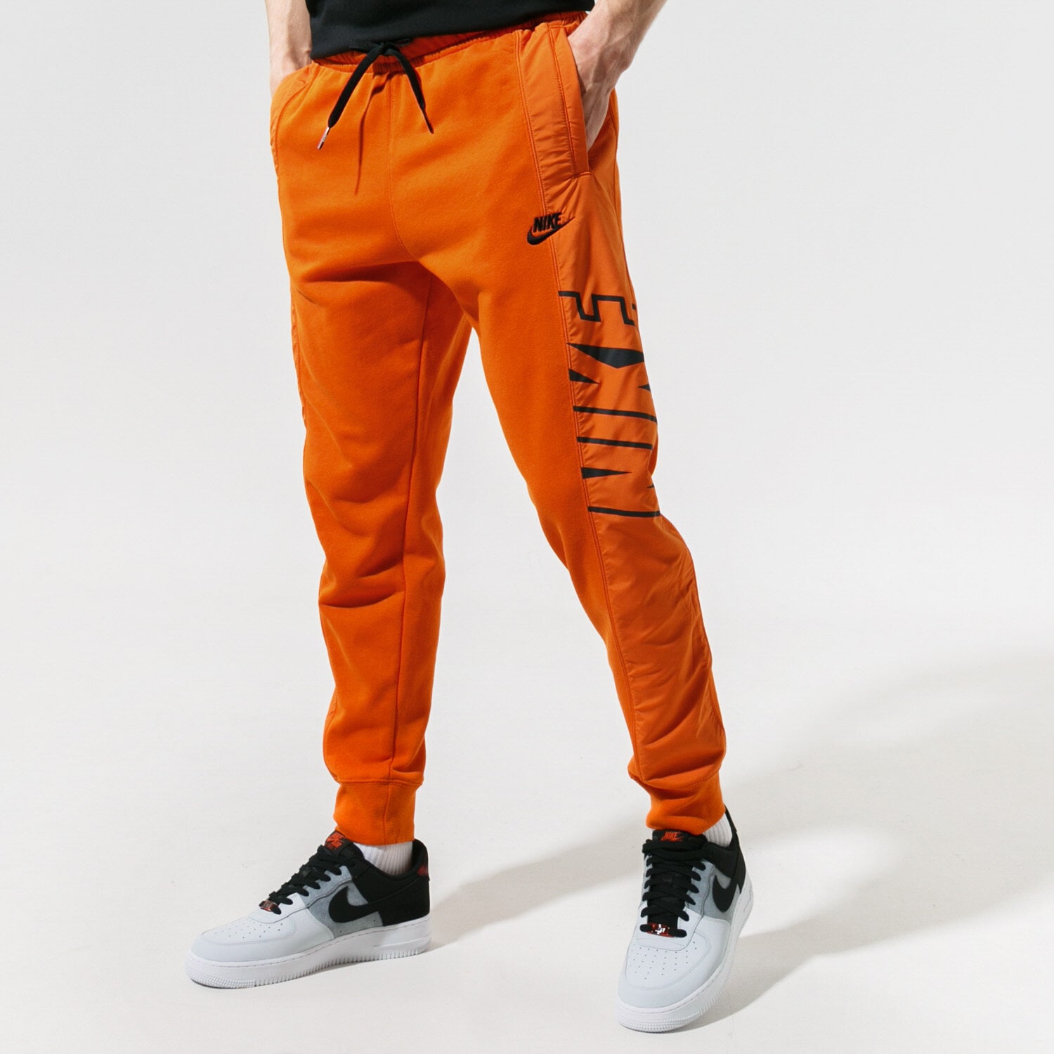 Spodnie sportowe męskie NIKE SPODNIE SPORTSWEAR CZ9942-893 POMARAŃCZOWY