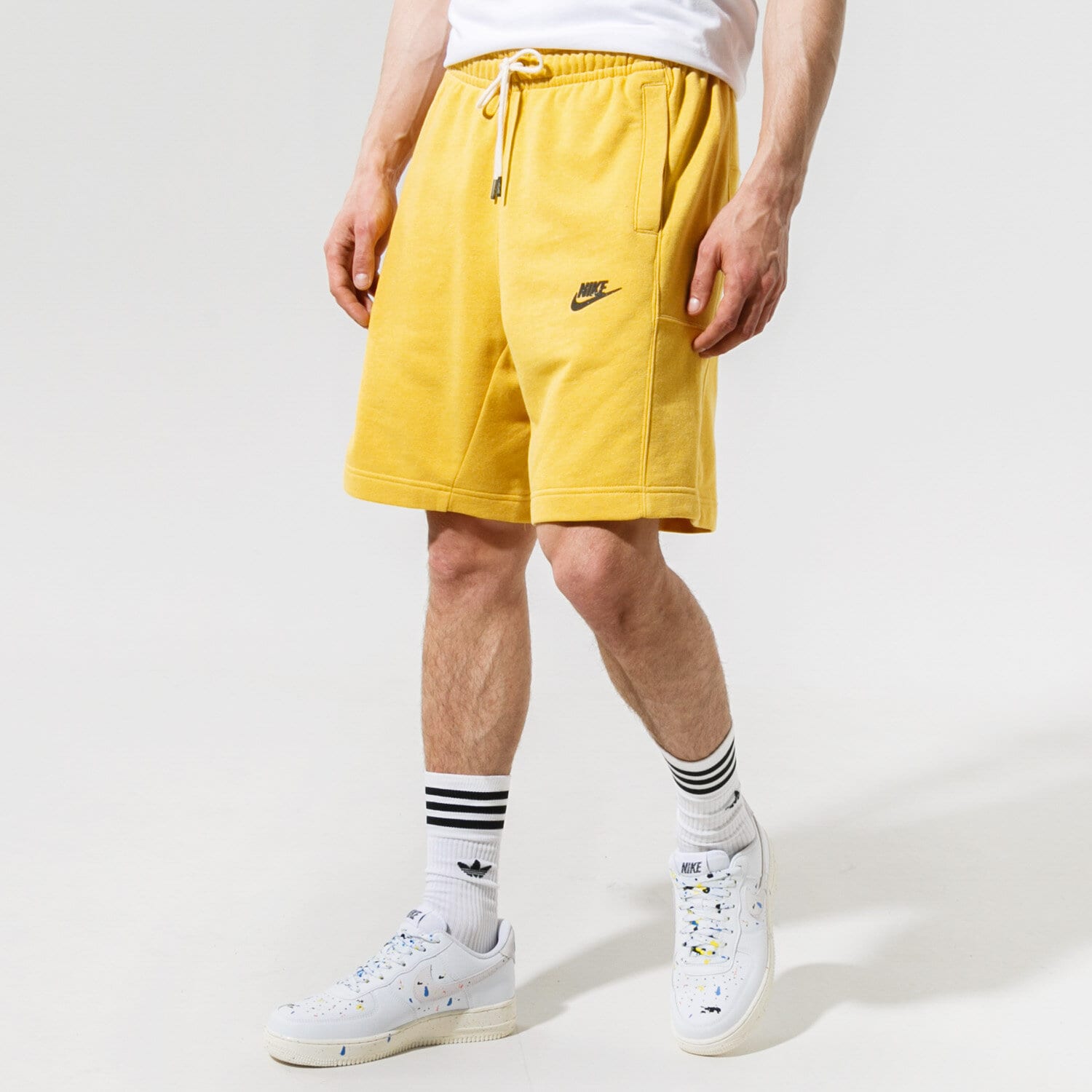 Krótkie spodenki, szorty męskie NIKE SZORTY SPORTSWEAR DA0688-761 ŻÓŁTY