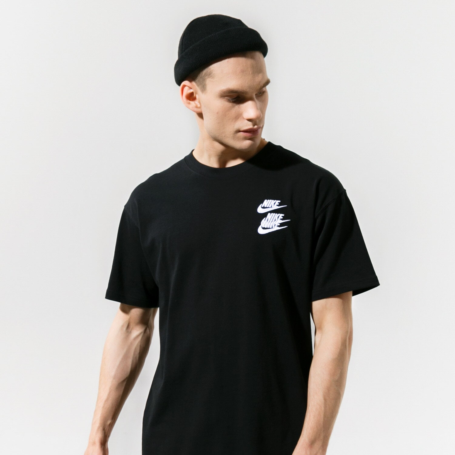 Koszulka, t-shirt sportowy męski NIKE T-SHIRT M NSW TEE WORLD TOUR 2 DA0989-010 CZARNY