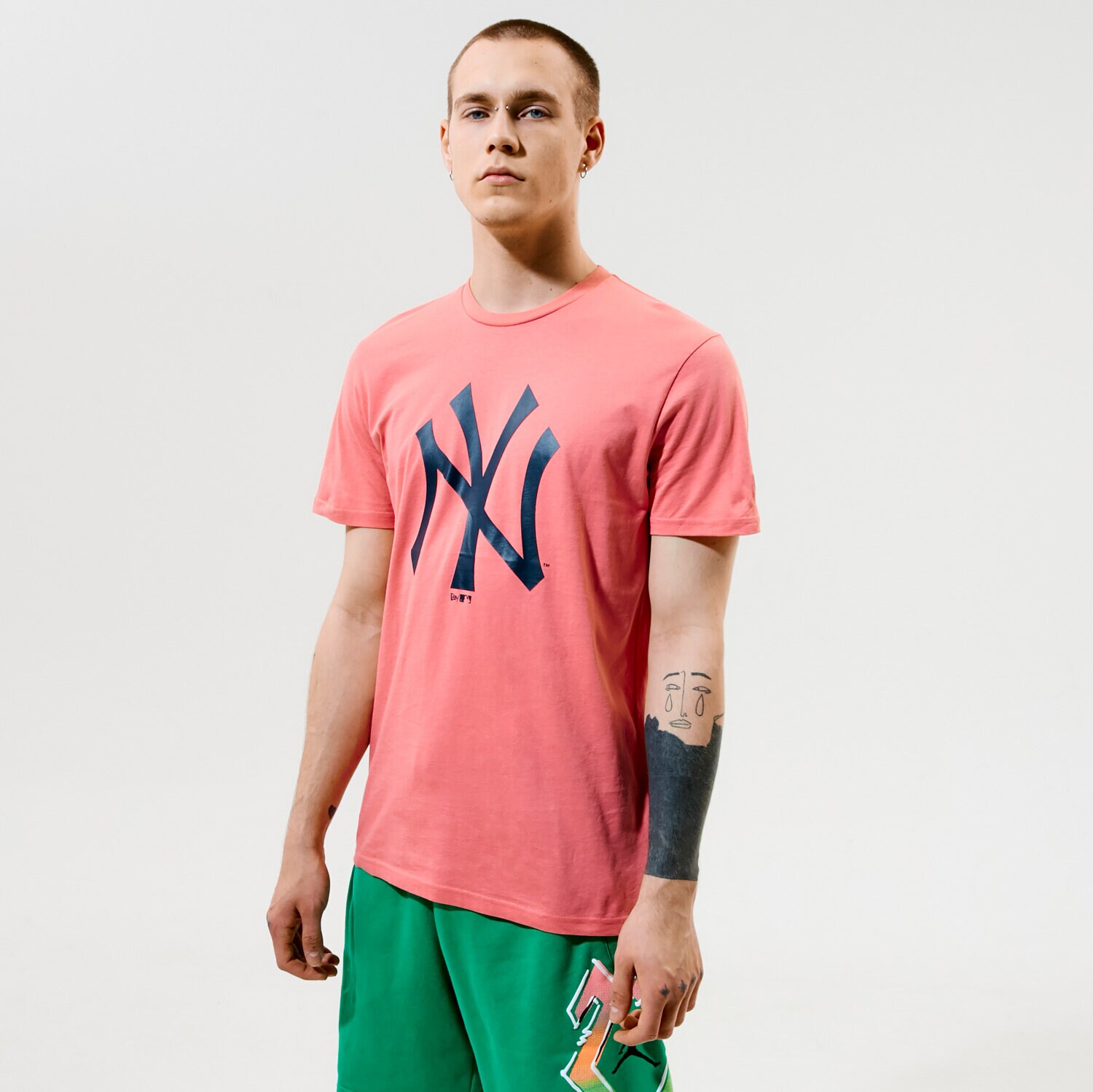Koszulka, t-shirt sportowy męski NEW ERA T-SHIRT MLB TEAM LOGO TEE NYY 12720140 RÓŻOWY