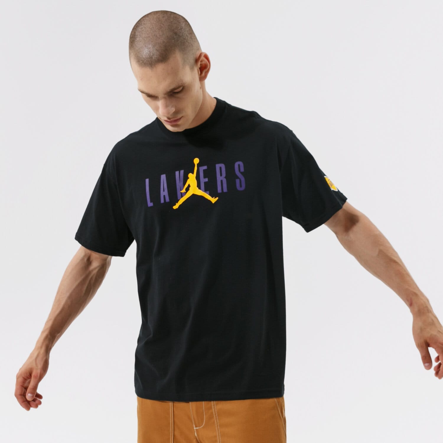 Koszulka, t-shirt sportowy męski NIKE T-SHIRT LAL M NK CTS JDN STMT SS TEE NBA DA6512-010 CZARNY