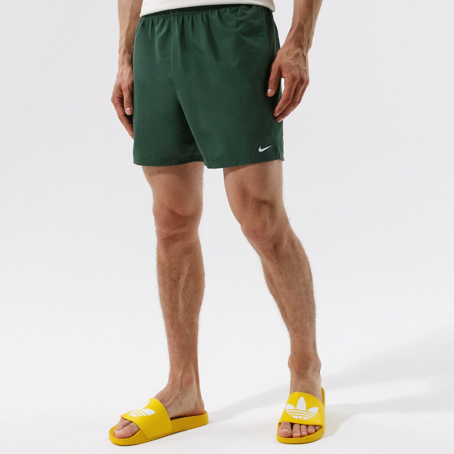 Krótkie spodenki, szorty męskie NIKE SZORTY NIKE ESSENTIAL 5" NESSA560303 ZIELONY