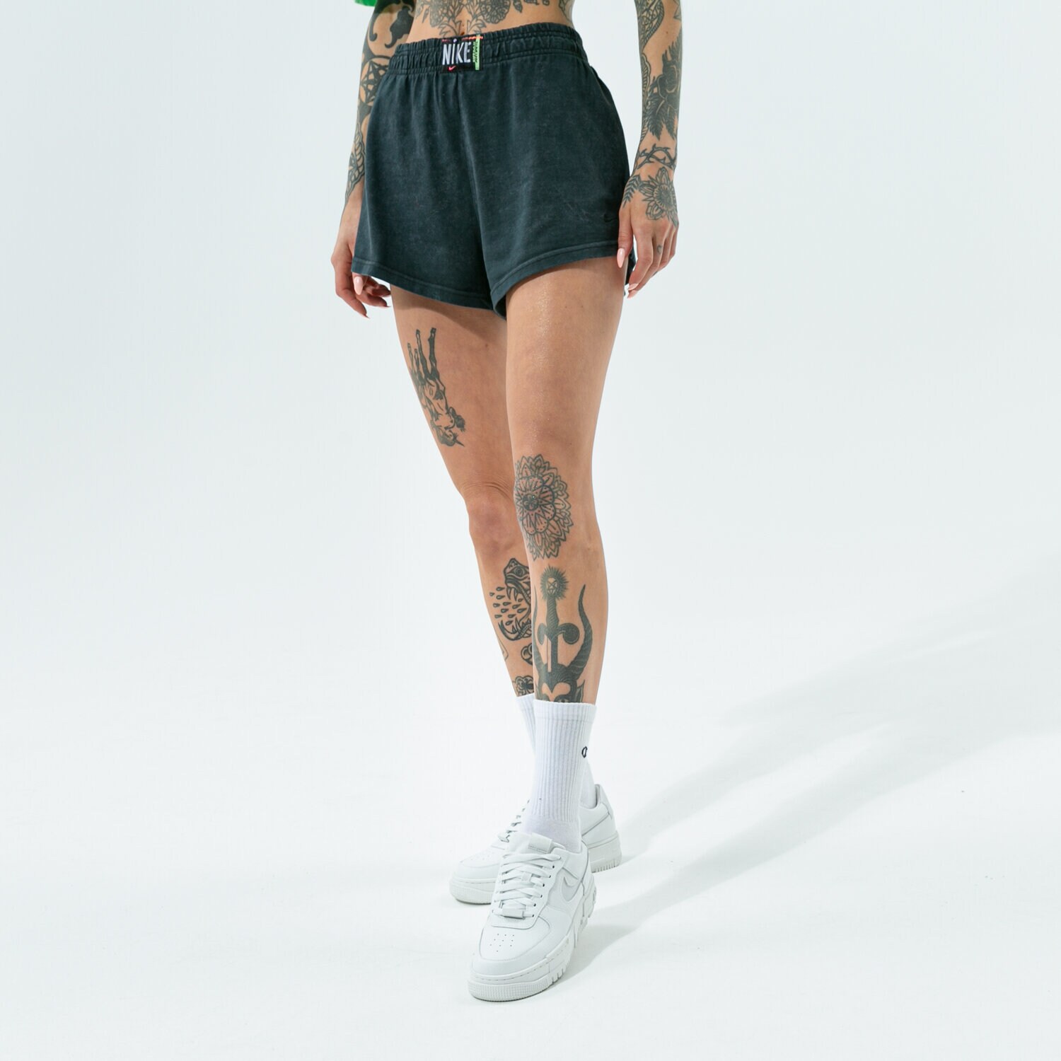Krótkie spodenki, szorty damskie NIKE SZORTY W NSW WASH SHORT HR CZ9856-010 CZARNY