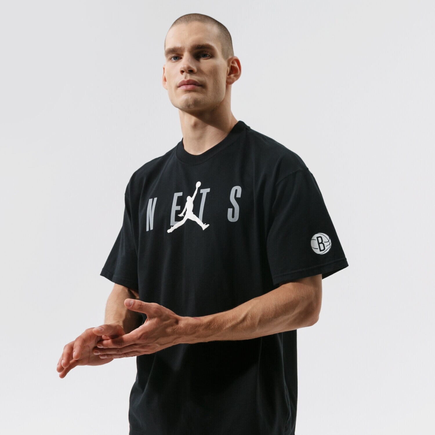 Koszulka, t-shirt sportowy męski NIKE T-SHIRT BKN M NK CTS JDN STMT SS TEE NBA DA6502-010 CZARNY