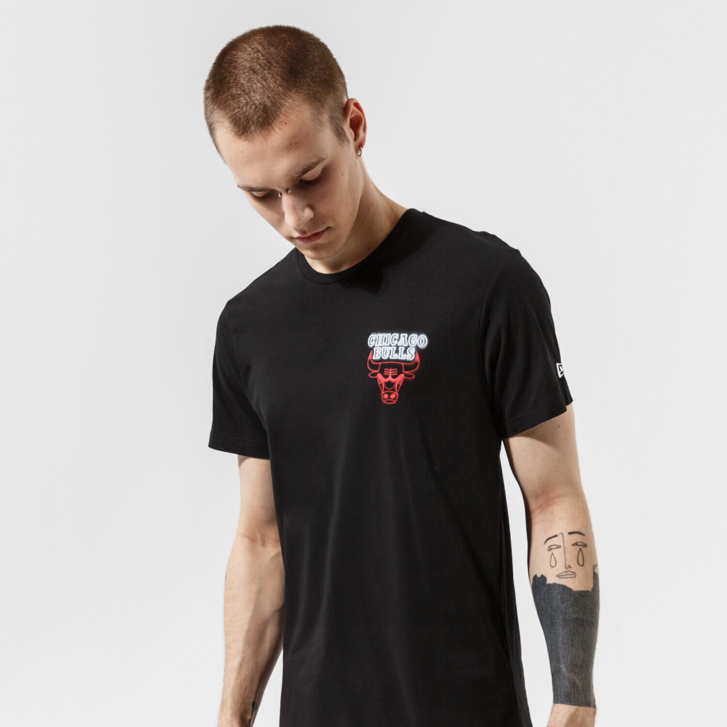 Koszulka, t-shirt sportowy męski NEW ERA T-SHIRT NBA NEON TEE CHIBUL BLK 12827212 CZARNY
