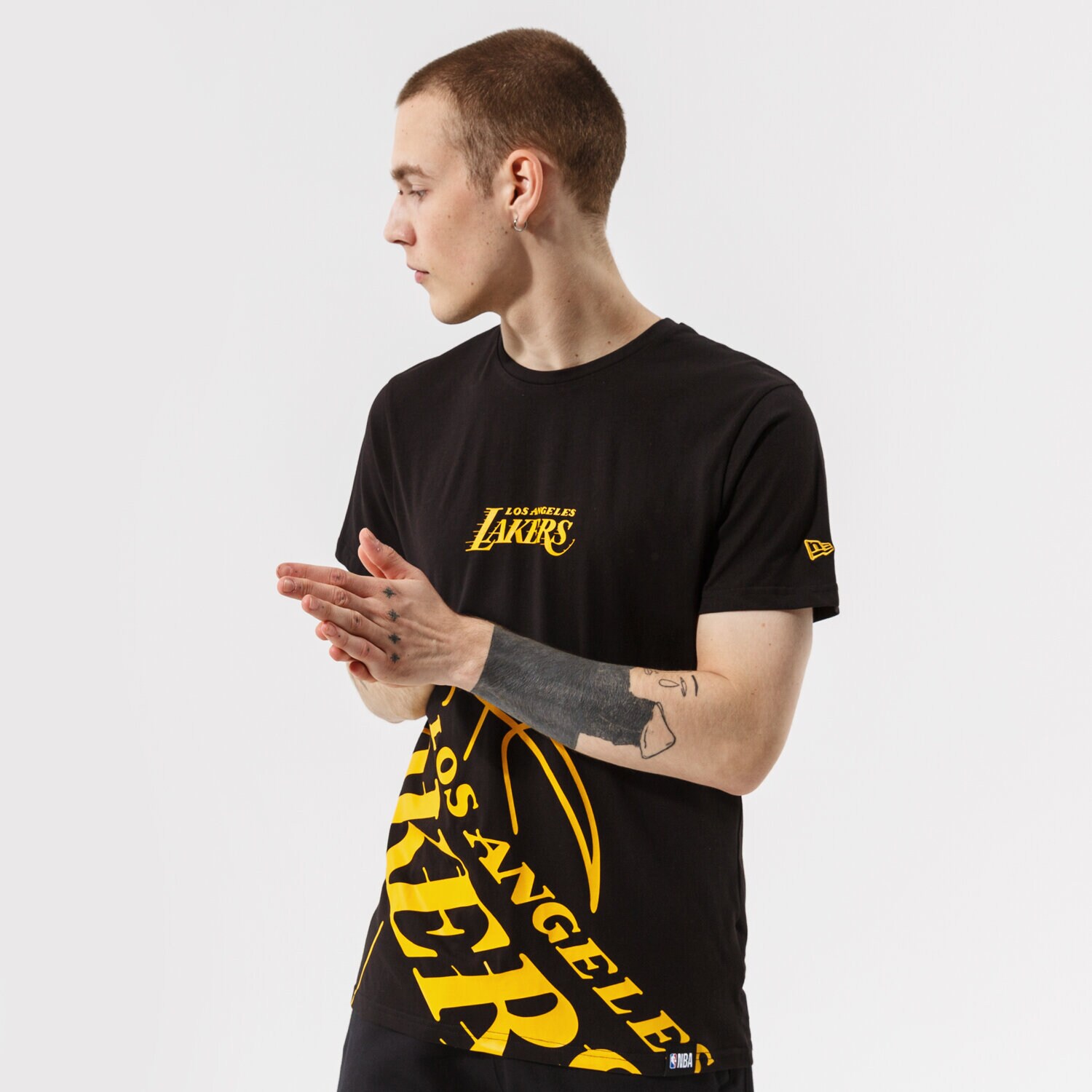 Koszulka, t-shirt sportowy męski NEW ERA T-SHIRT NBA ENLARGED LOGO TEE LOSLAK BLK 12827219 CZARNY