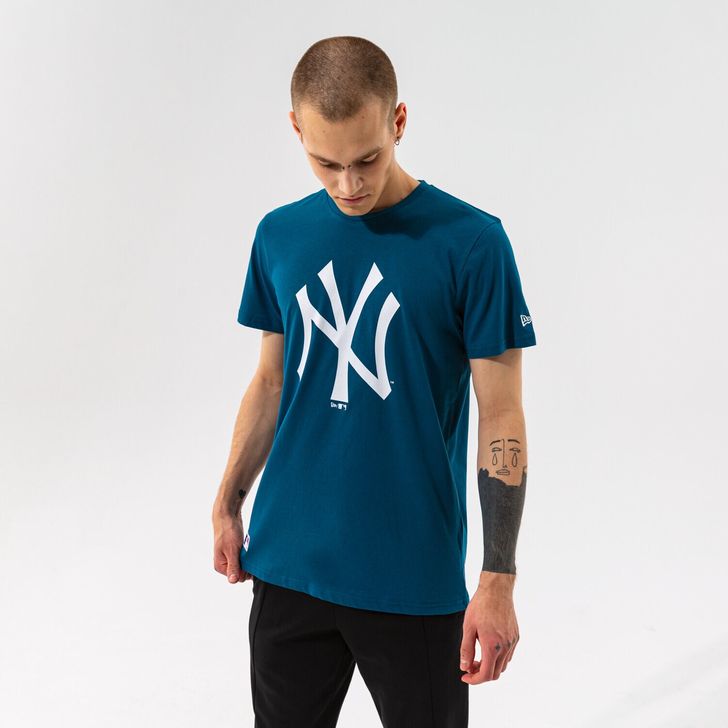 Koszulka, t-shirt sportowy męski NEW ERA T-SHIRT MLB SEASONAL TEAM LOGO TEE NYY NEW YORK YANK 12827227 GRANATOWY