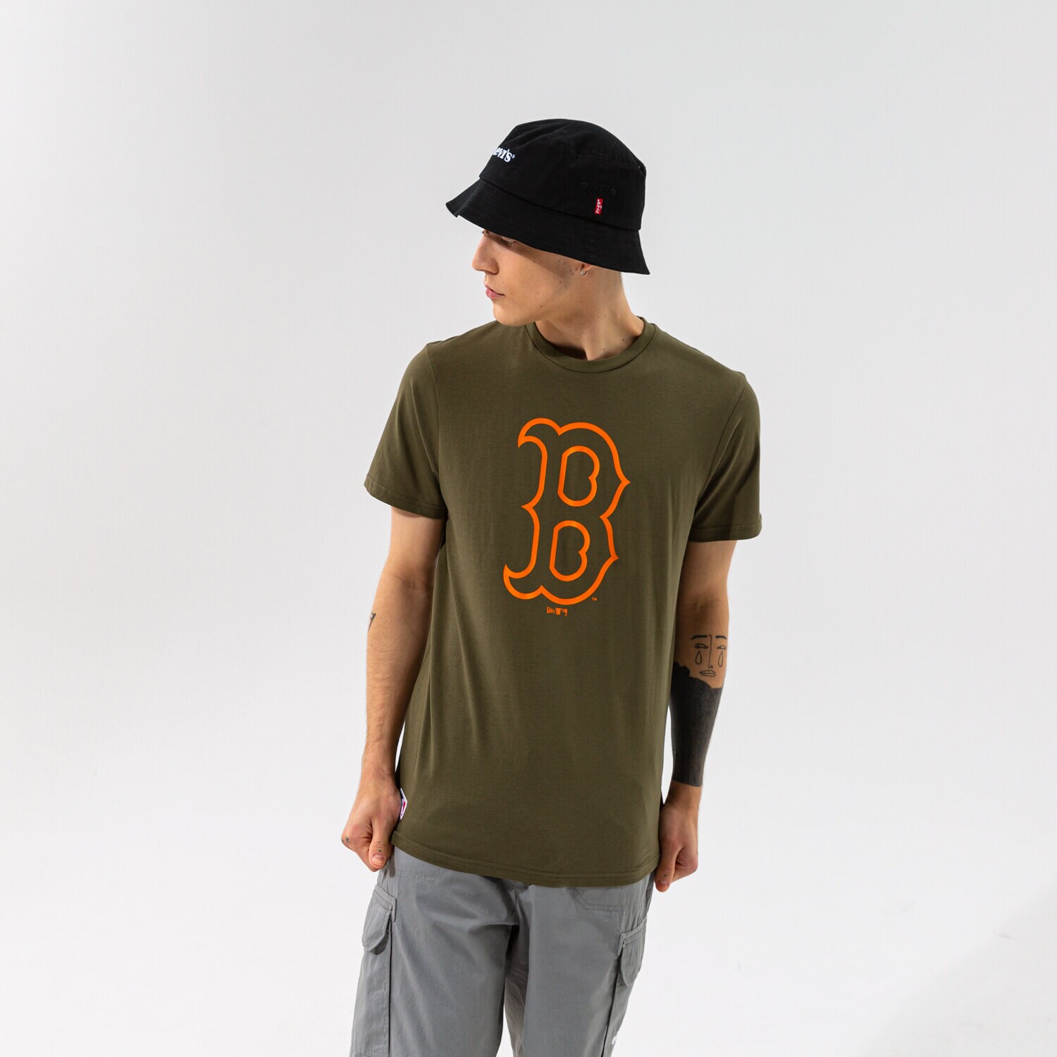 Koszulka, t-shirt sportowy męski NEW ERA T-SHIRT MLB SEASONAL TEAM LOGO TEE BOSRED NOVSOR 12827232 KHAKI