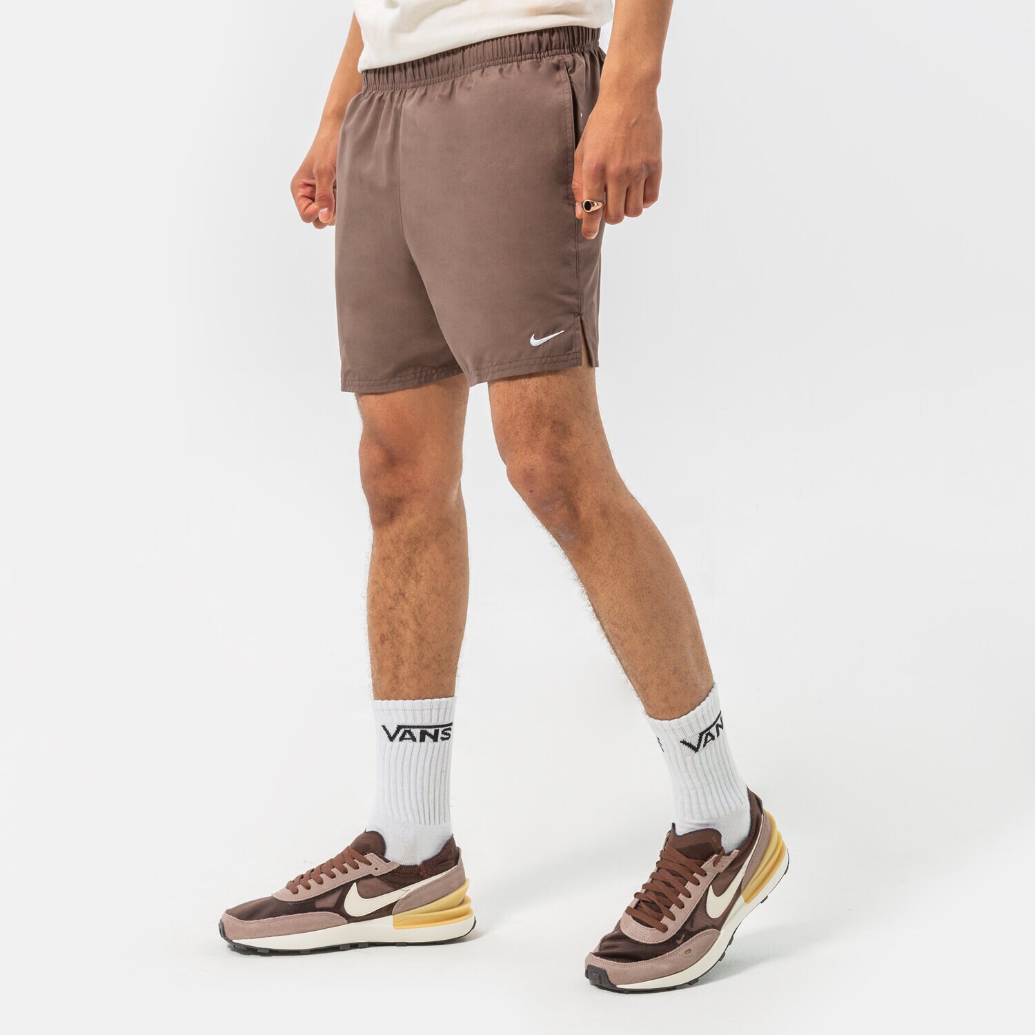 Krótkie spodenki, szorty męskie NIKE SZORTY NIKE ESSENTIAL 5" NESSA560046 BRĄZOWY