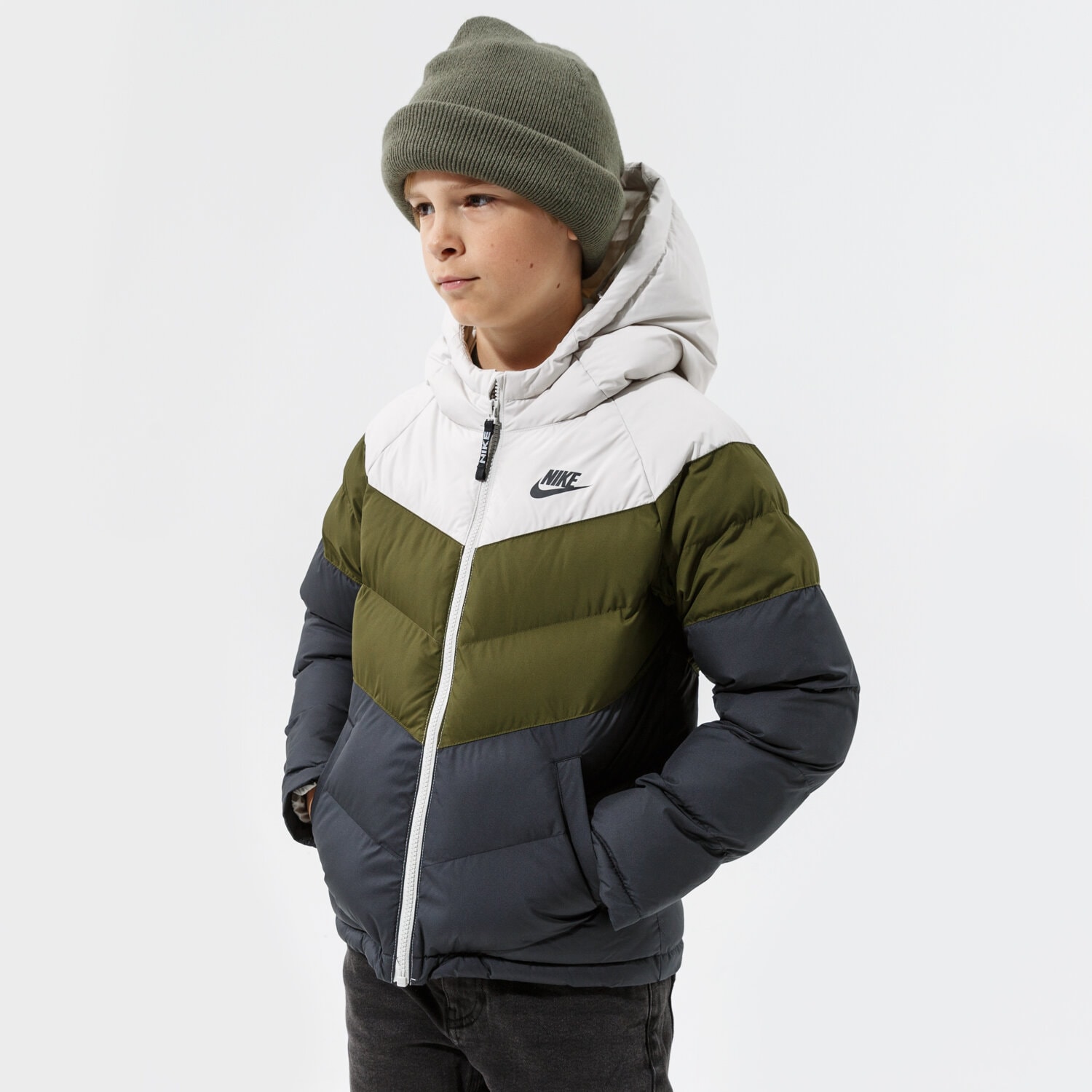 Dziecięca kurtka przejściowa (wiosenna/jesienna) NIKE KURTKA ZIMOWA NIKE SPORTSWEAR U CU9157-073 KHAKI
