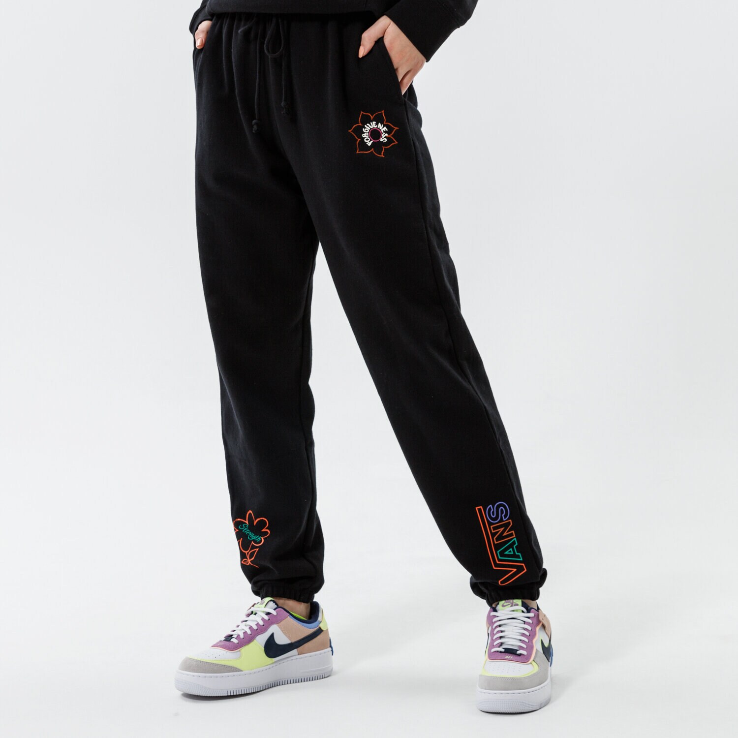 Spodnie sportowe damskie VANS SPODNIE WM CULTIVATE CARE SWEATPANT VN0A5LK3BLK1 CZARNY