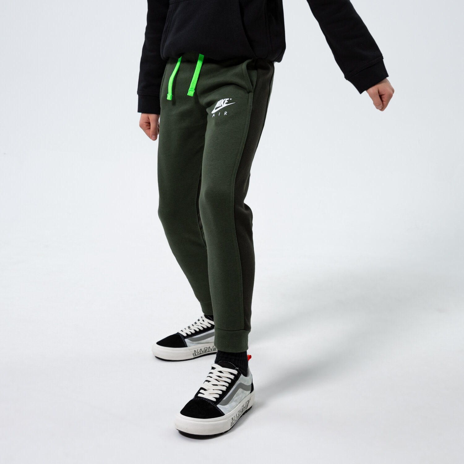 Sportowe spodnie dziecięce NIKE SPODNIE B NSW AIR PANT BOY DD8716-335 KHAKI