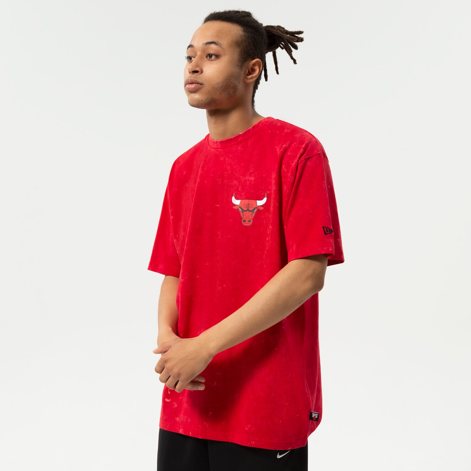 Koszulka, t-shirt sportowy męski NEW ERA T-SHIRT WASHED PACK GRAPHIC OS BULLS CHICAGO BULLS F 13083862 CZERWONY