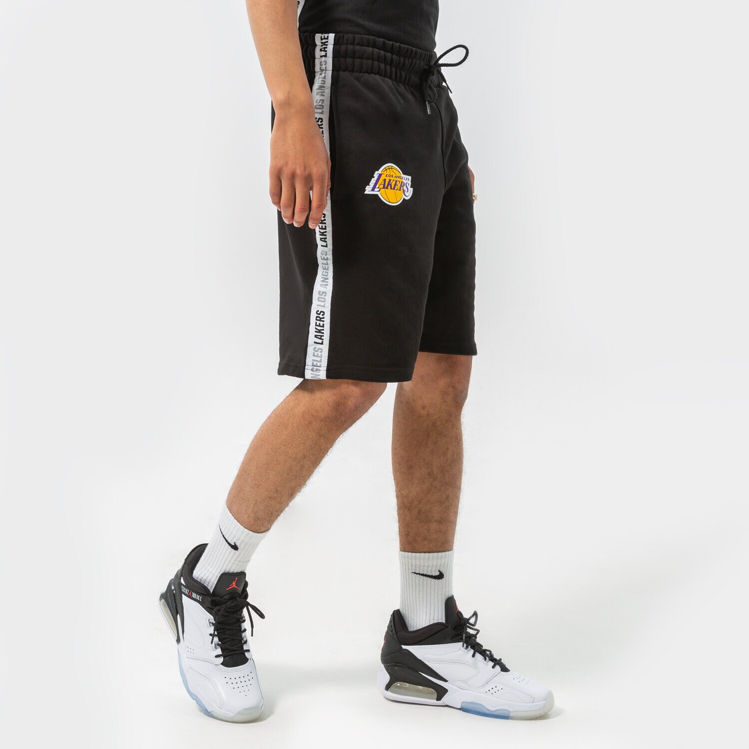 Krótkie spodenki, szorty męskie NEW ERA SZORTY NBA TAPING LAKERS BLK 13083900 CZARNY