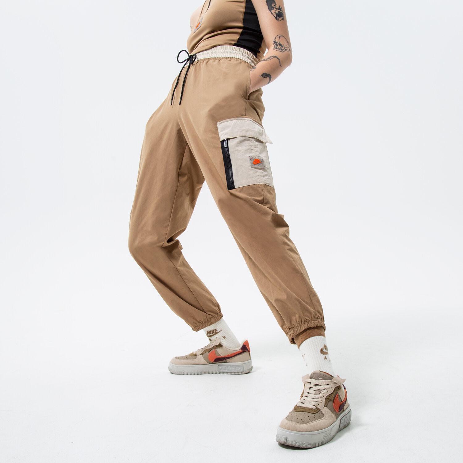 Spodnie sportowe damskie NIKE SPODNIE W NSW WVN CARGO PANT SU DX2322-258 BRĄZOWY