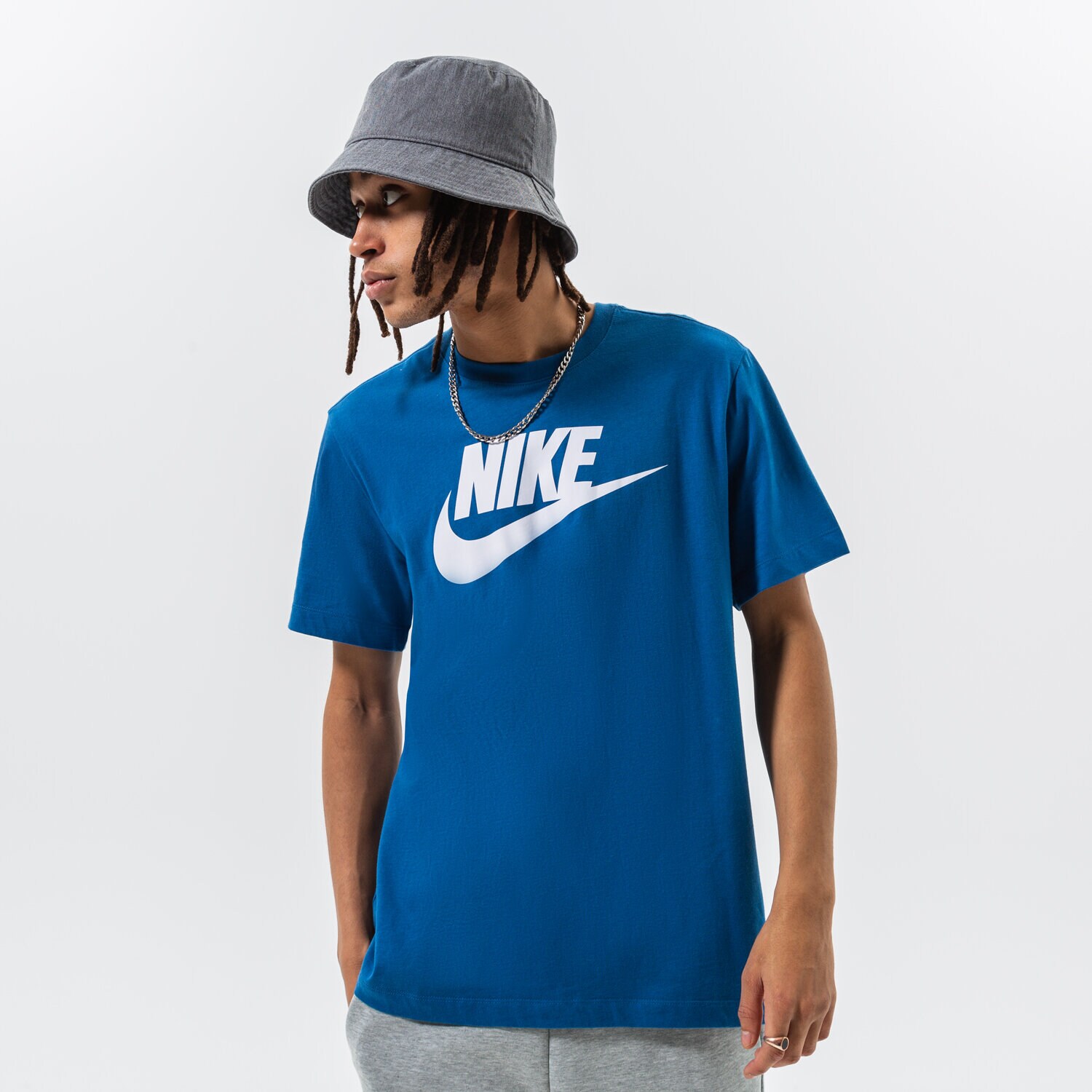 Koszulka, t-shirt sportowy męski NIKE T-SHIRT NIKE SPORTSWEAR AR5004-408 NIEBIESKI