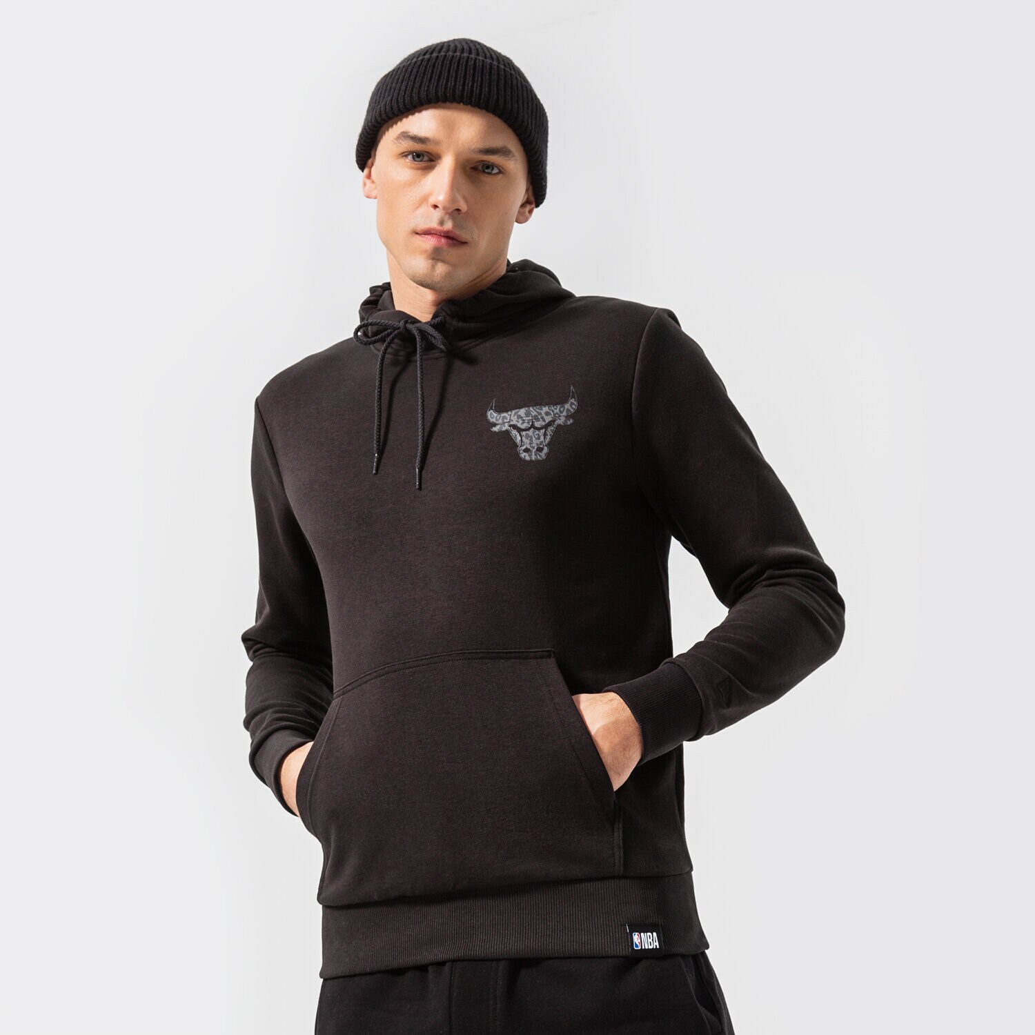 Bluza męska NEW ERA BLUZA Z KAPTUREM SEAS INFILL BULLS CHICAGO BULLS BLK 12893089 CZARNY