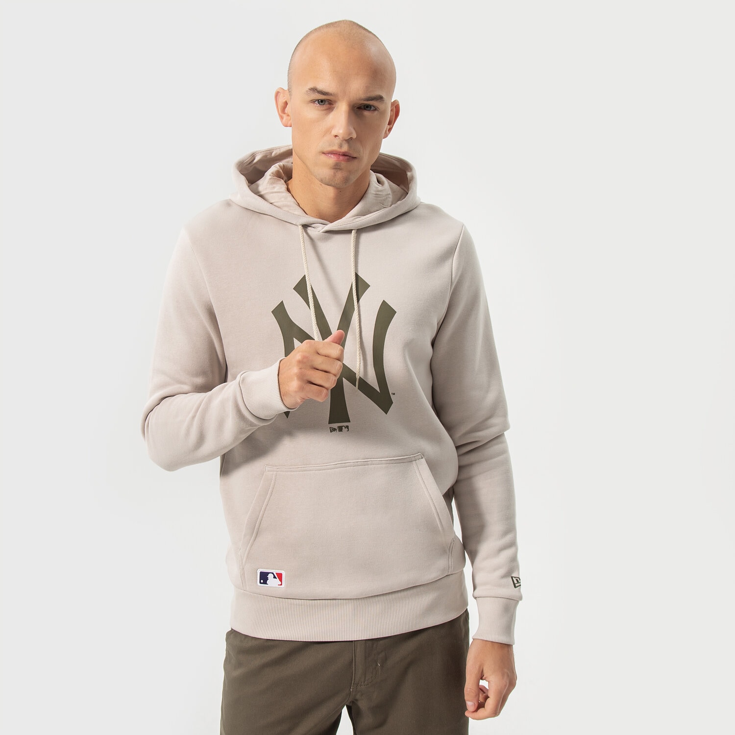 Bluza męska NEW ERA BLUZA Z KAPTUREM MLB SEAS TEAM LOGO NYY NEW YORK YAN 12893130 BEŻOWY
