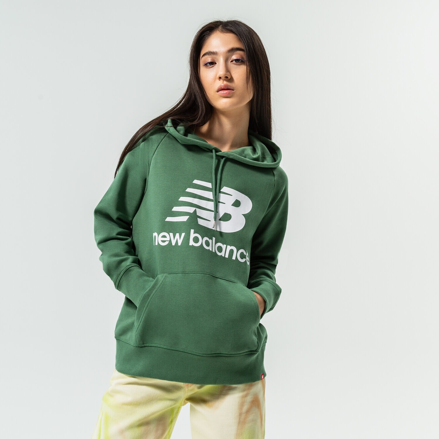 Bluza damska NEW BALANCE BLUZA Z KAPTUREM ESSENTIALS PULLOVER WT03550JD ZIELONY