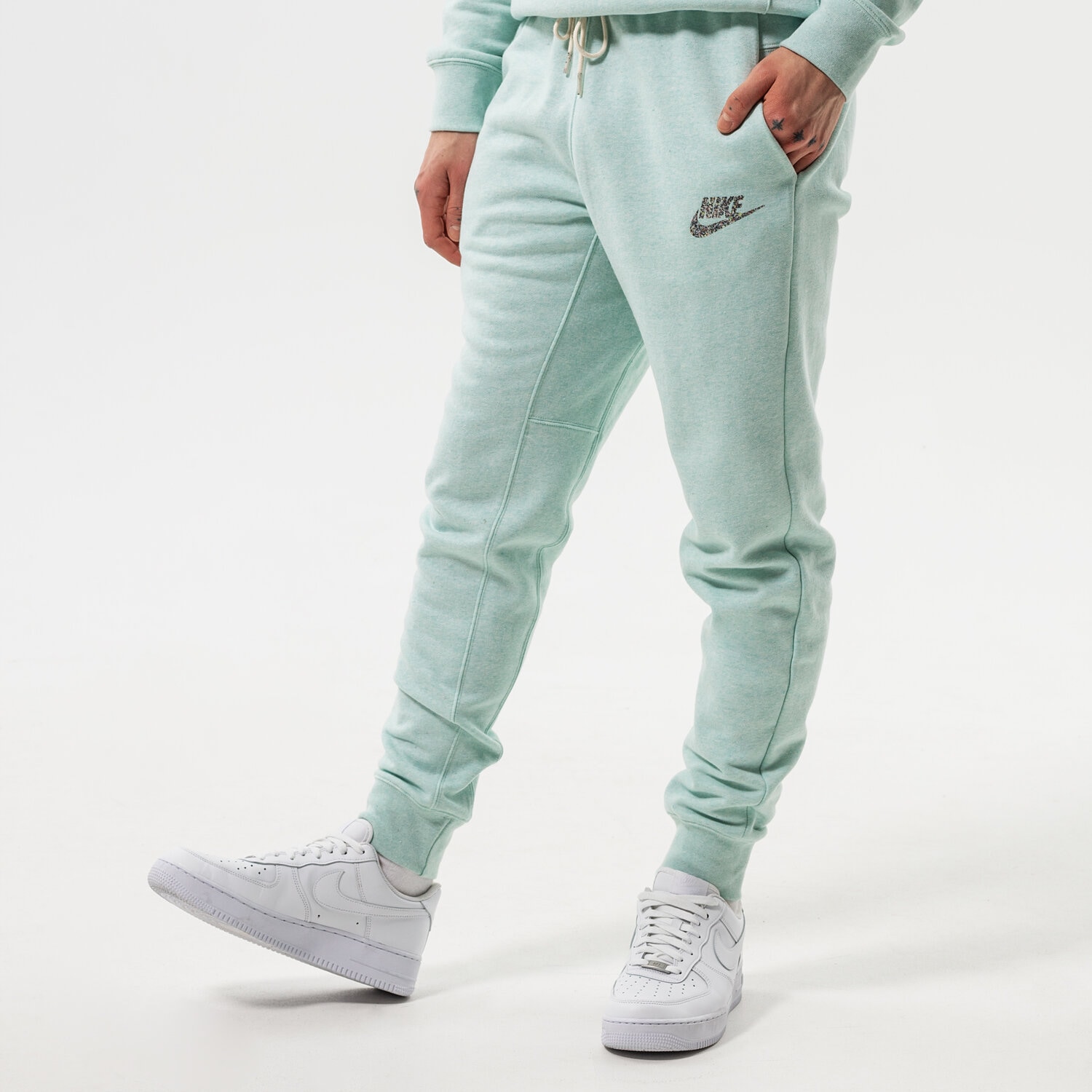 Spodnie sportowe męskie NIKE SPODNIE M NSW REVIVAL FLC JGGR C DM5626-379 ZIELONY