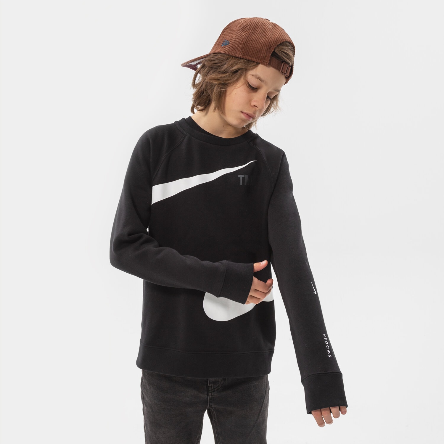 Sportowa bluza dziecięca NIKE BLUZA B NSW FLC SWOOSH CREW BOY DD8726-010 CZARNY